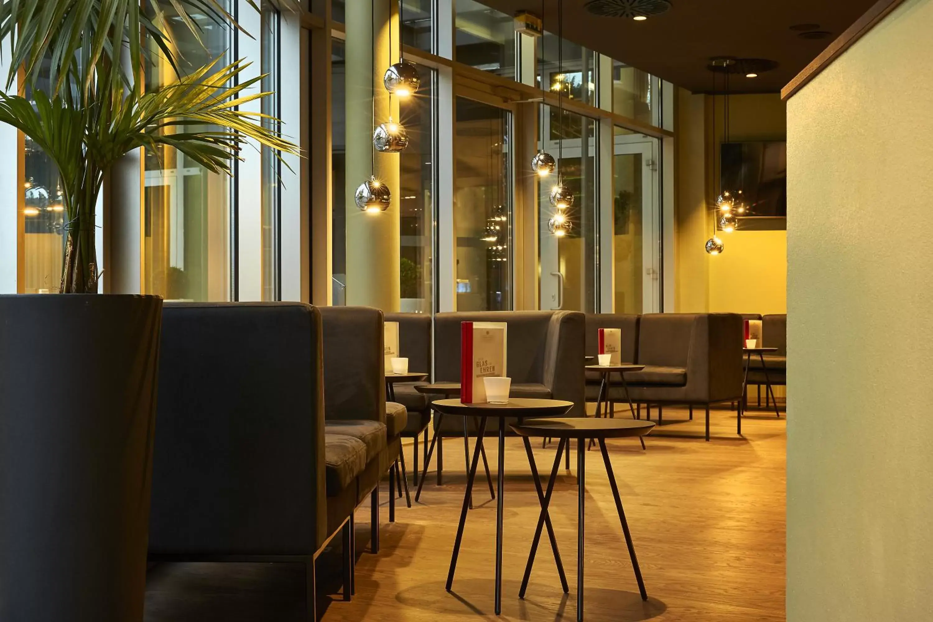 Lounge or bar, Restaurant/Places to Eat in H4 Hotel Kassel