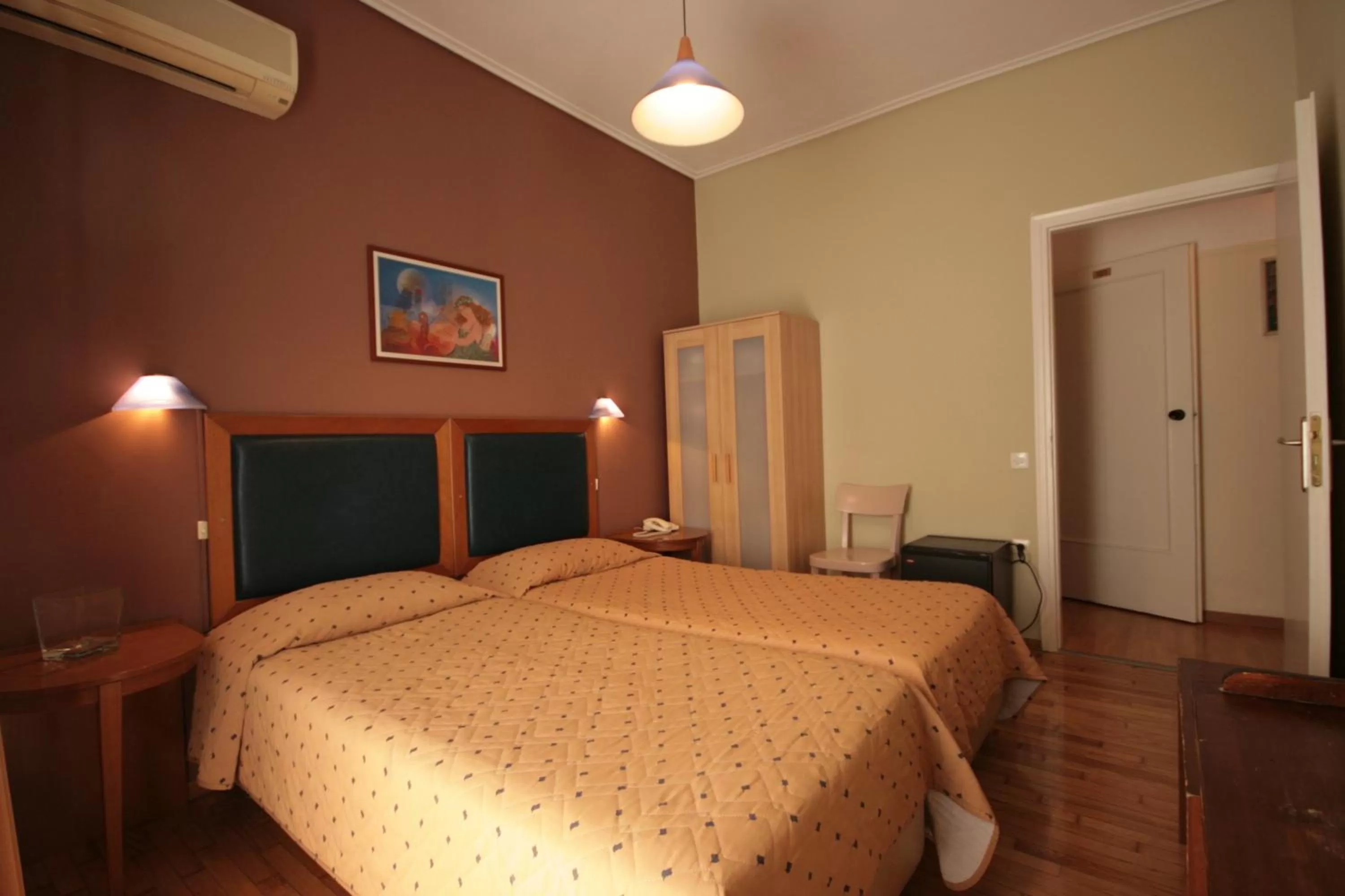 Bedroom, Bed in Adams Hotel