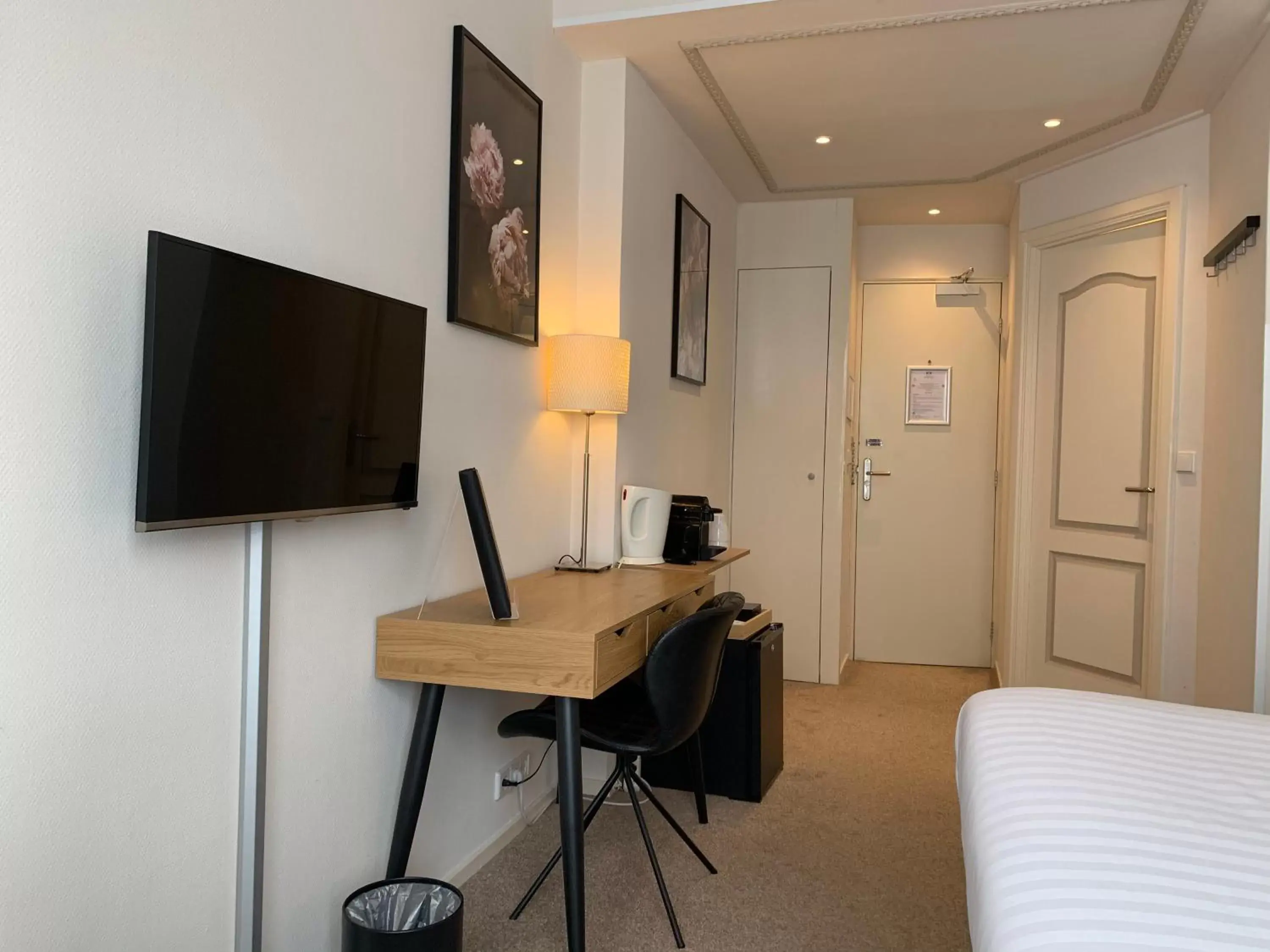 TV and multimedia, TV/Entertainment Center in Hotel Grand Canal