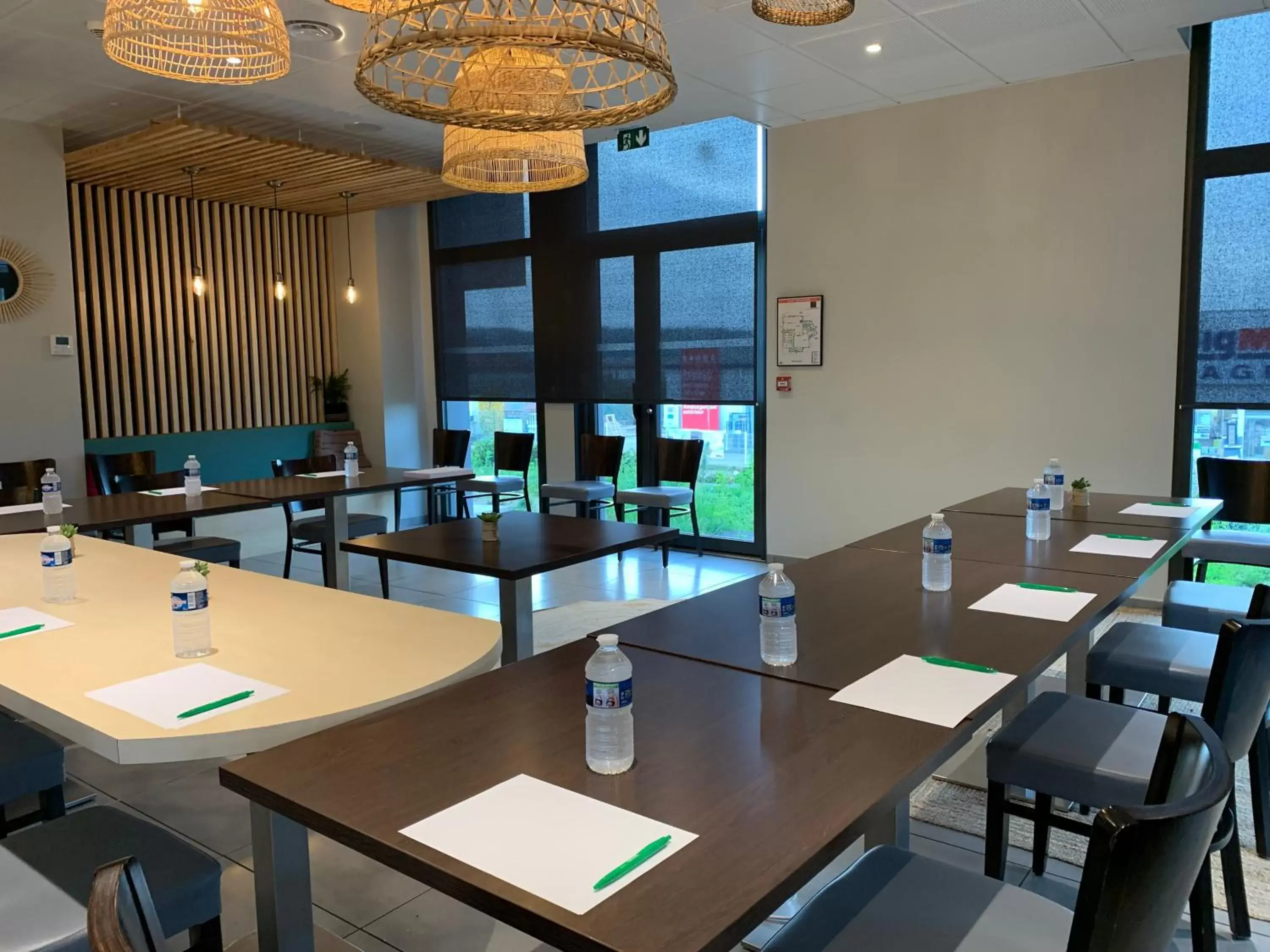 Meeting/conference room in Hôtel L'Horizon - Restaurant La Fougassette