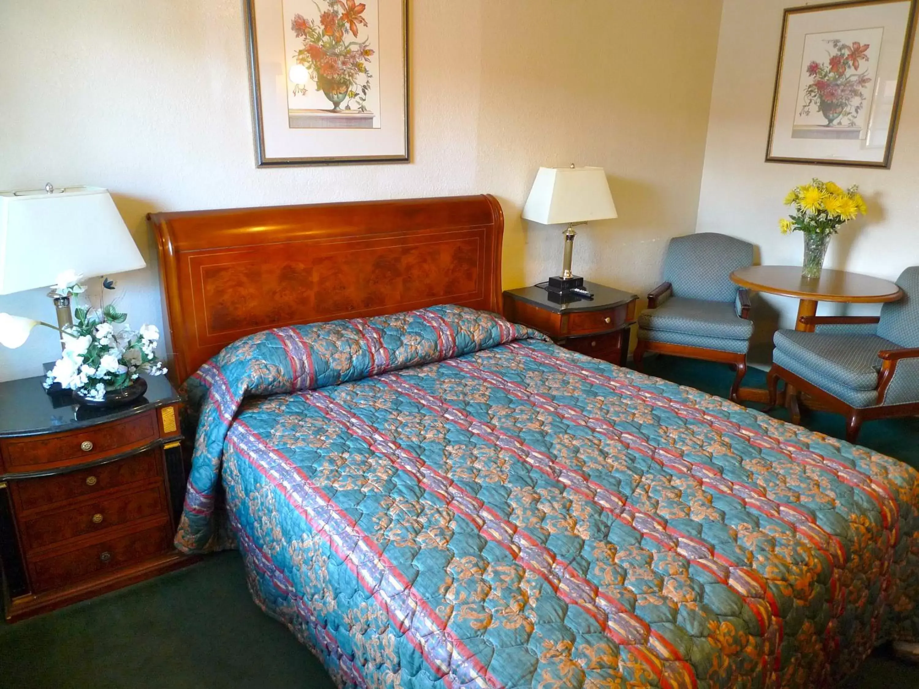 Photo of the whole room, Bed in Budget Inn Morgan Hill