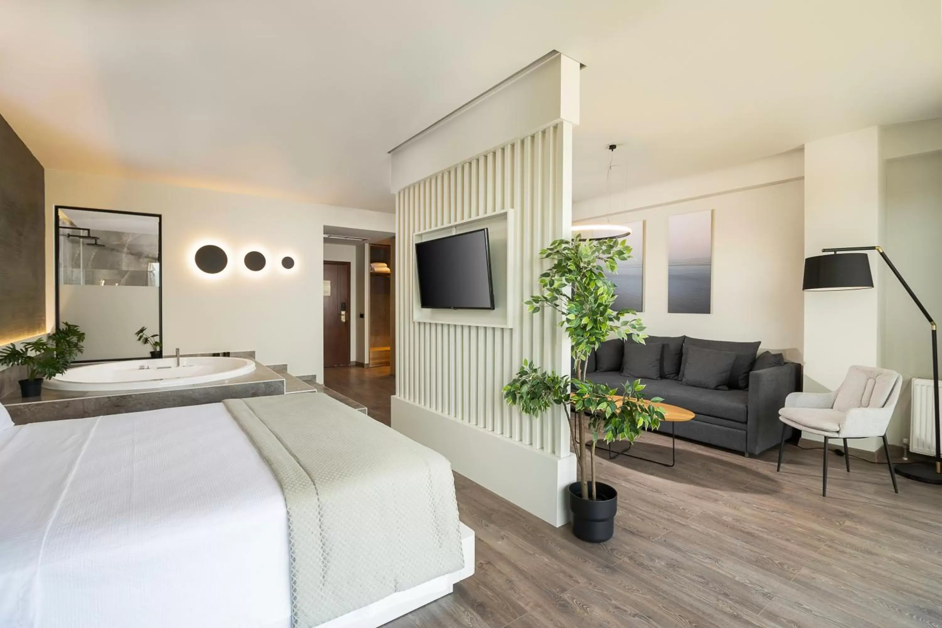 Bed, TV/Entertainment Center in Heaven Hotel Thessaloniki Airport