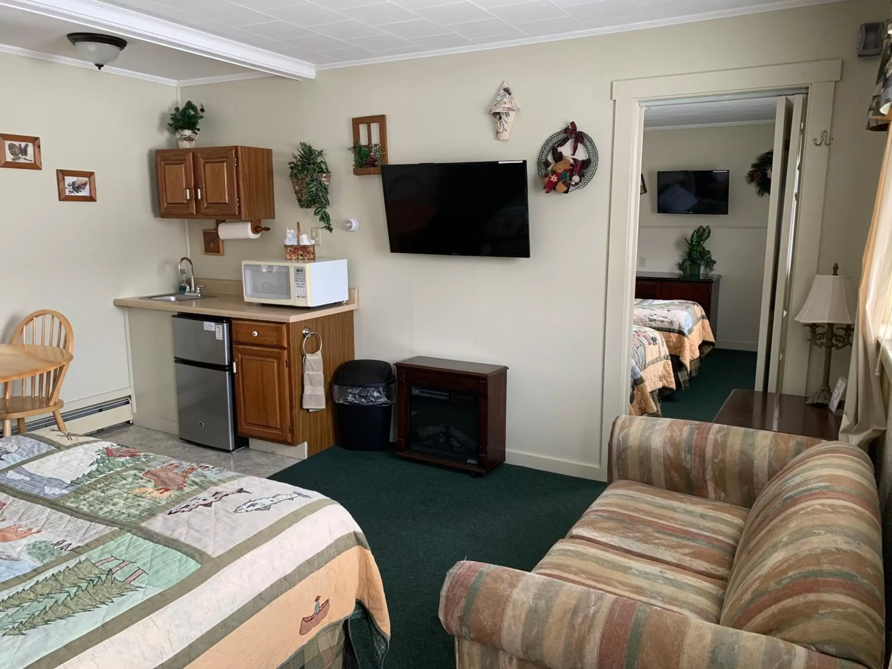 TV/Entertainment Center in carrollmotel and cottages