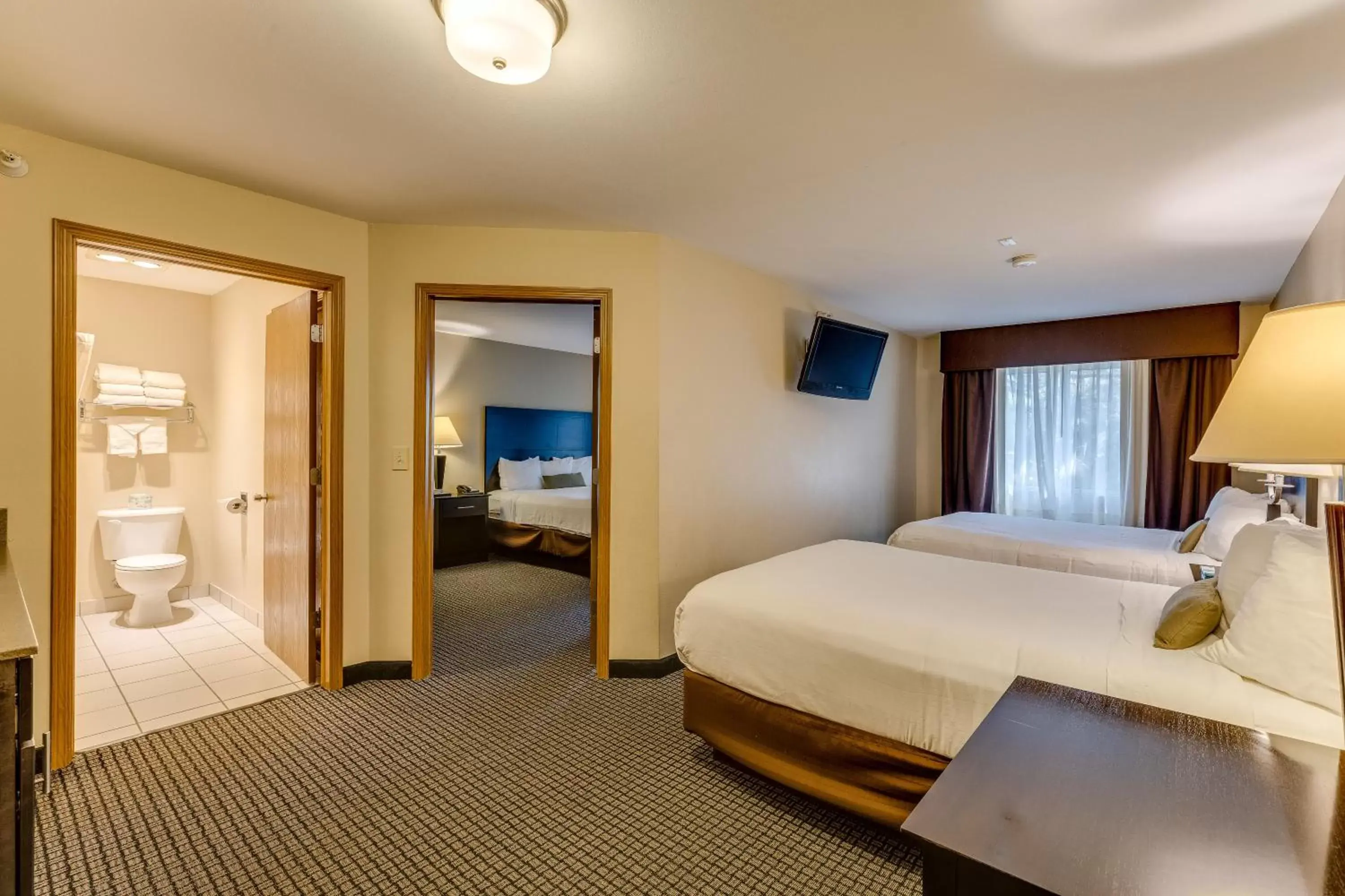 Photo of the whole room, Bed in Best Western Lakewinds