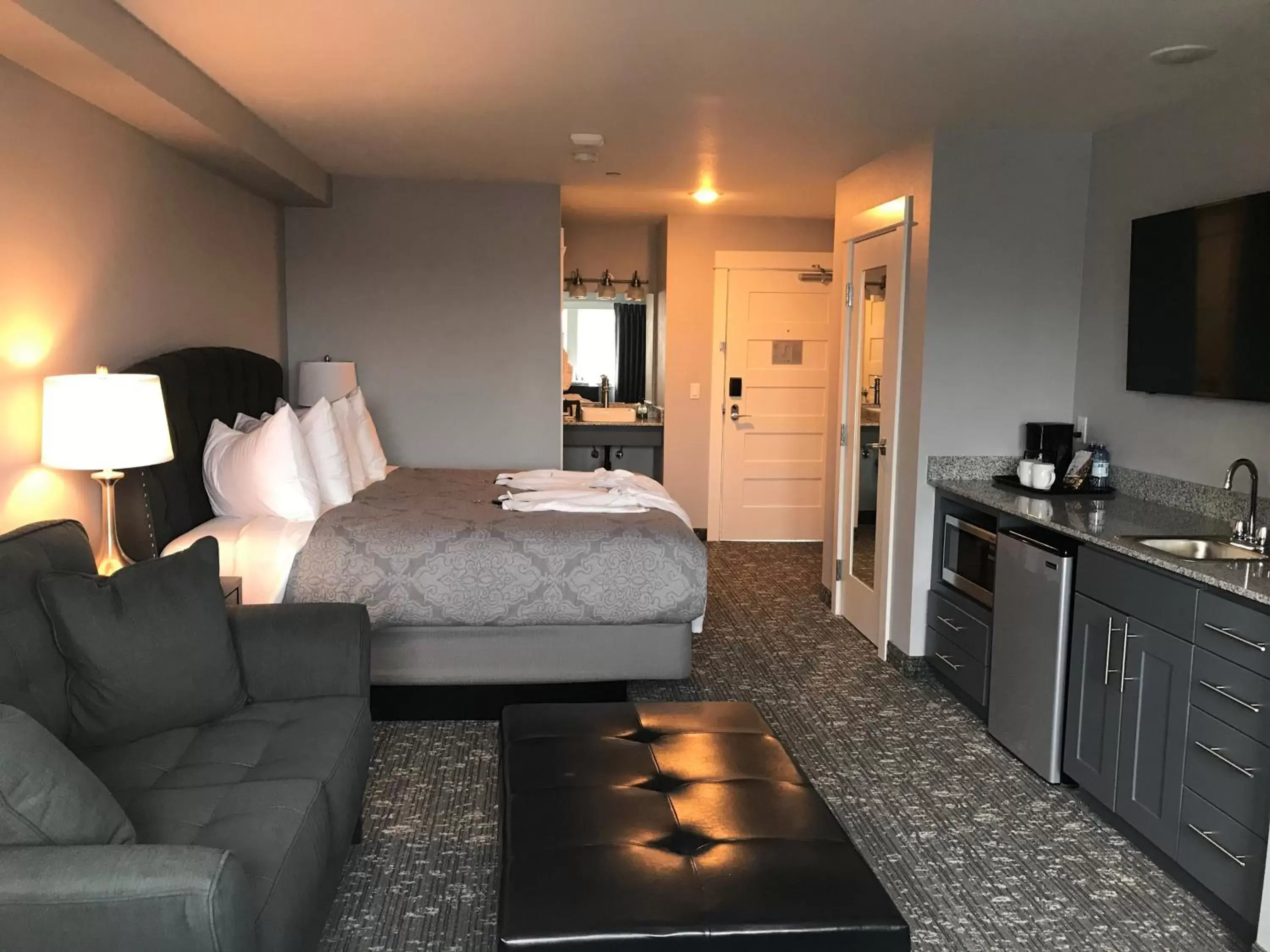 Photo of the whole room, Bed in Starfish Manor Oceanfront Hotel Photo of the whole room, Bed in Starfish Manor Oceanfront Hotel