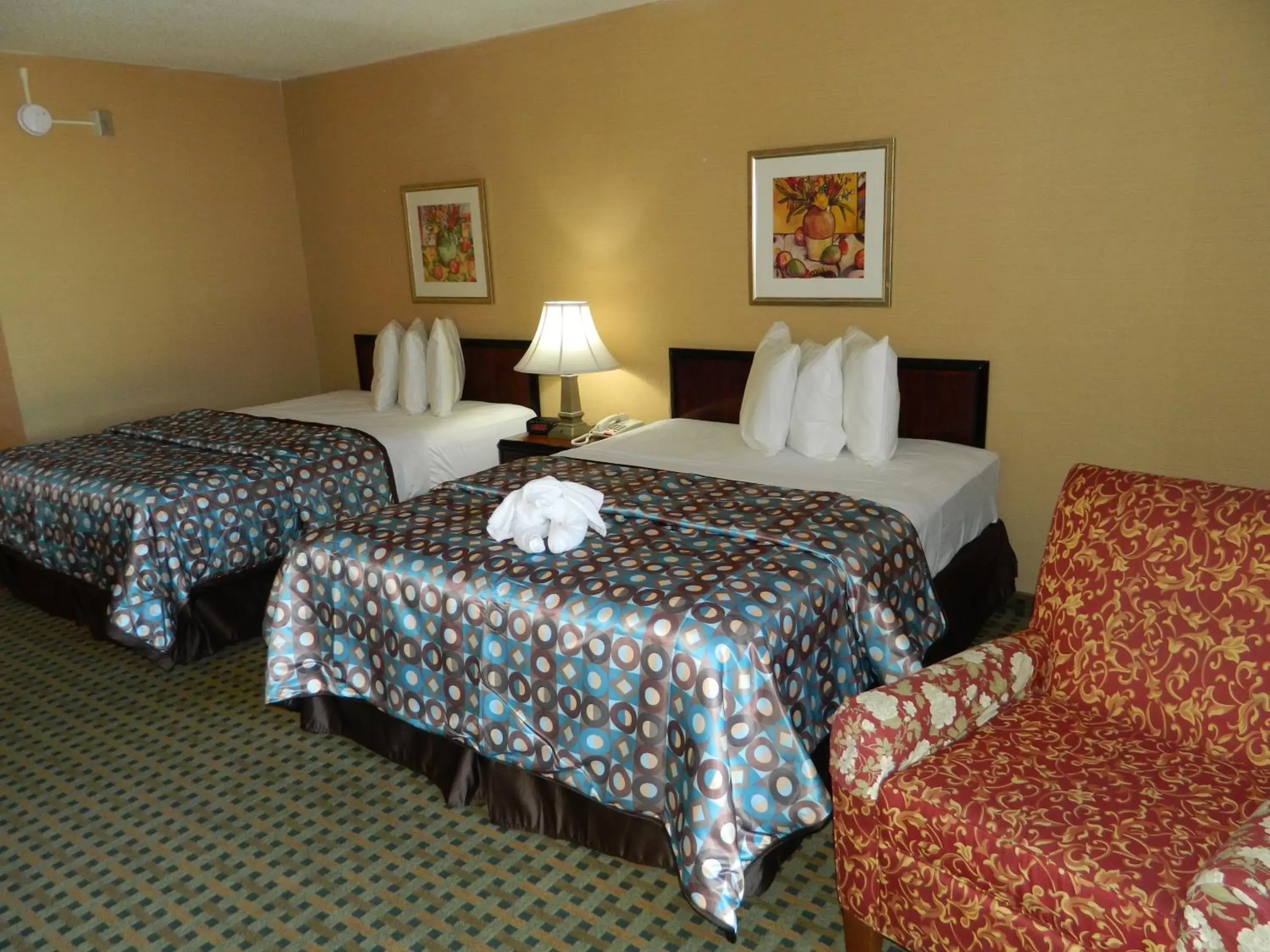 Photo of the whole room, Bed in California Inn Barstow