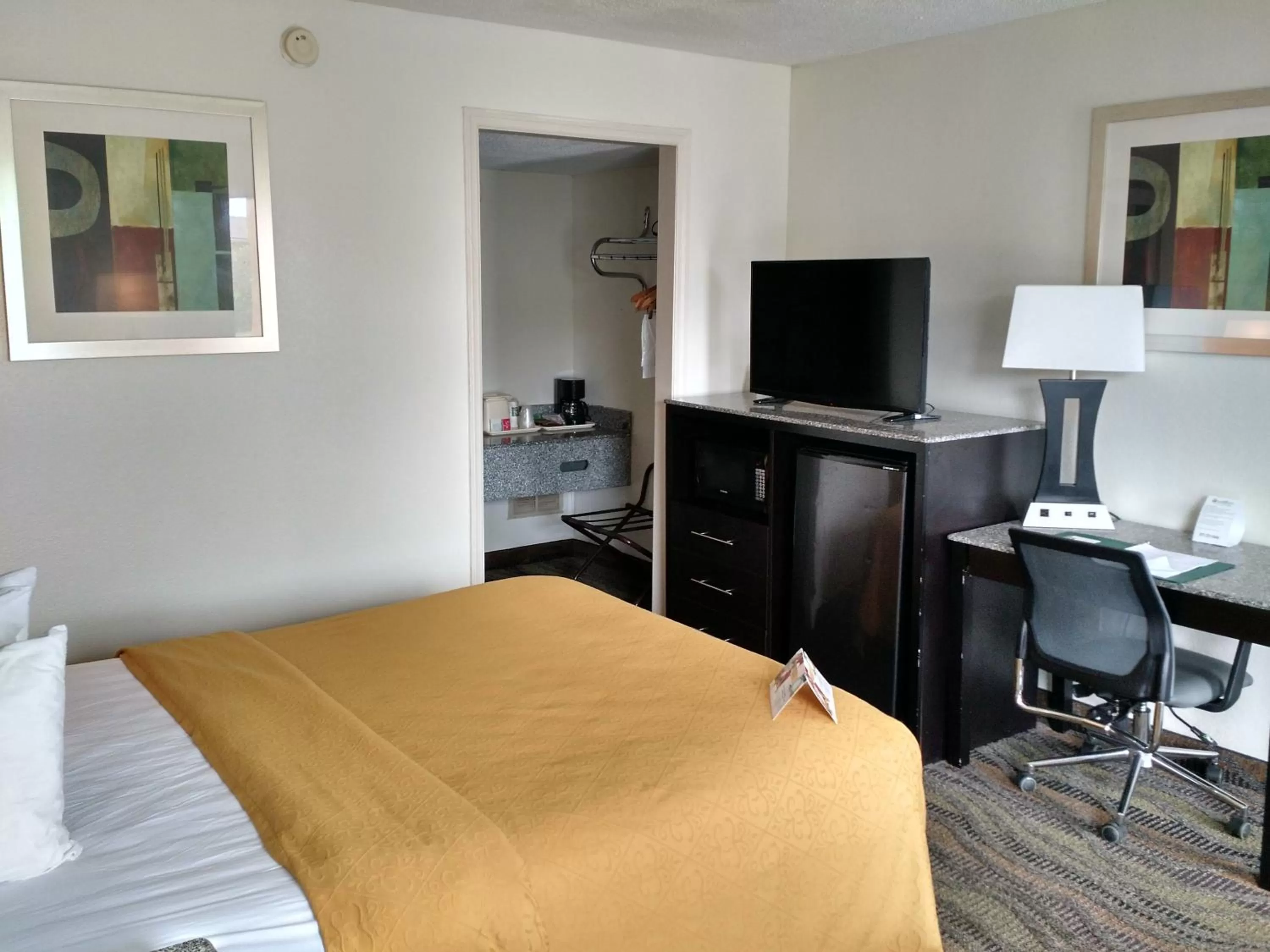 Queen Room - Smoking in Quality Inn & Suites Conference Center Thomasville