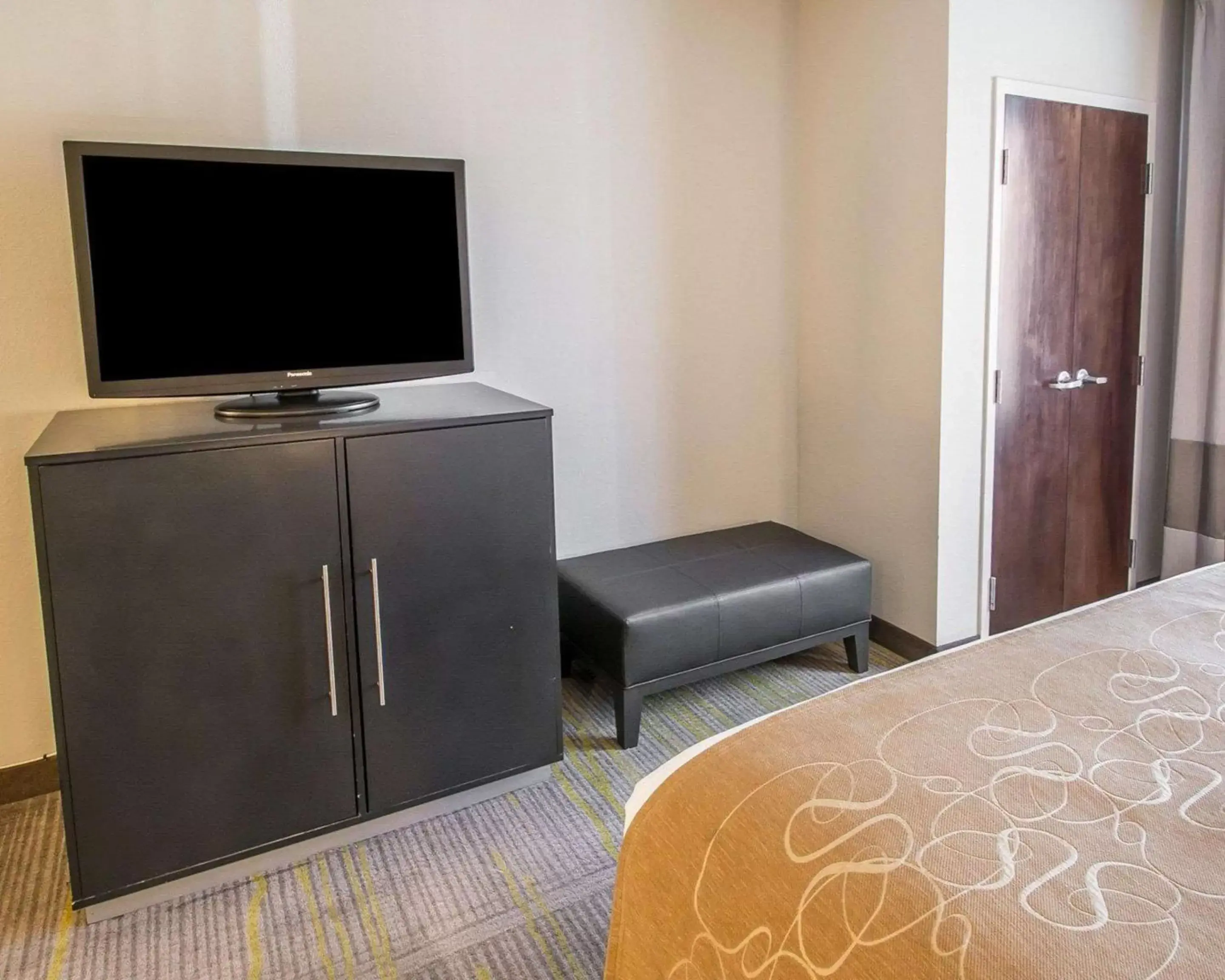 Photo of the whole room, TV/Entertainment Center in Comfort Suites Miami Airport North