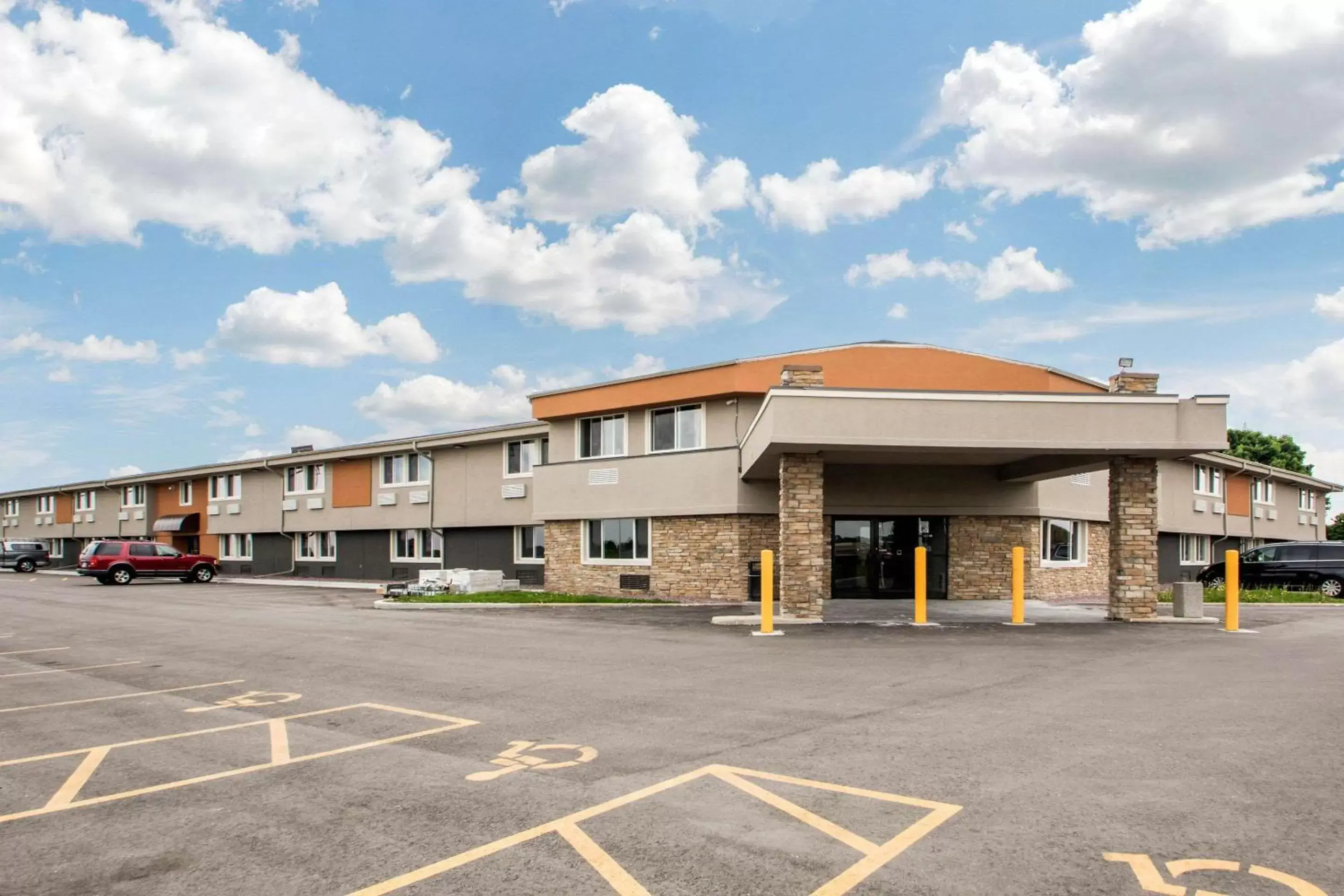 Property Building in Quality Inn Madison West Near University Area