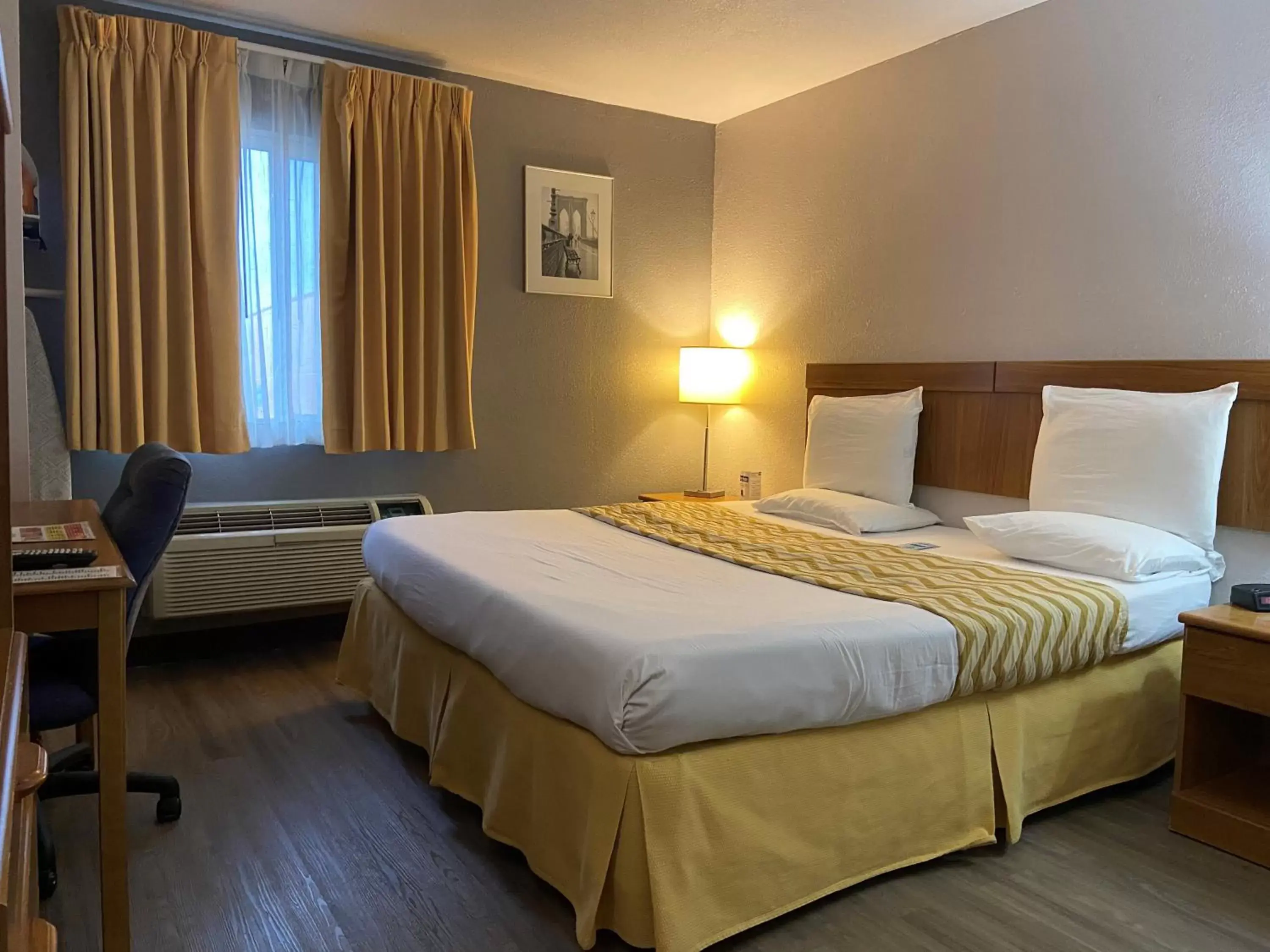 Bed in Travelodge Inn & Suites by Wyndham Albany