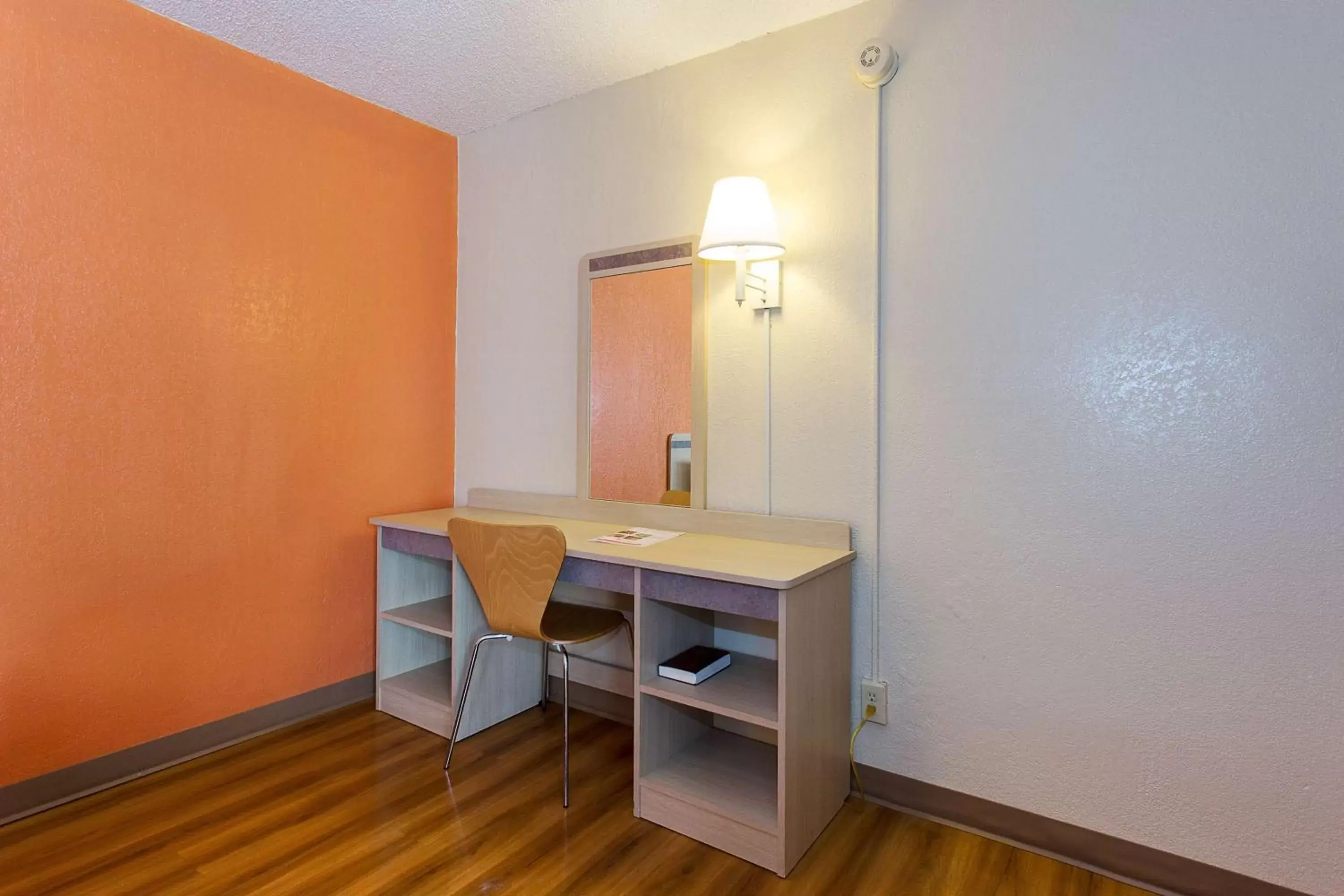 Photo of the whole room in Motel 6 San Francisco Downtown