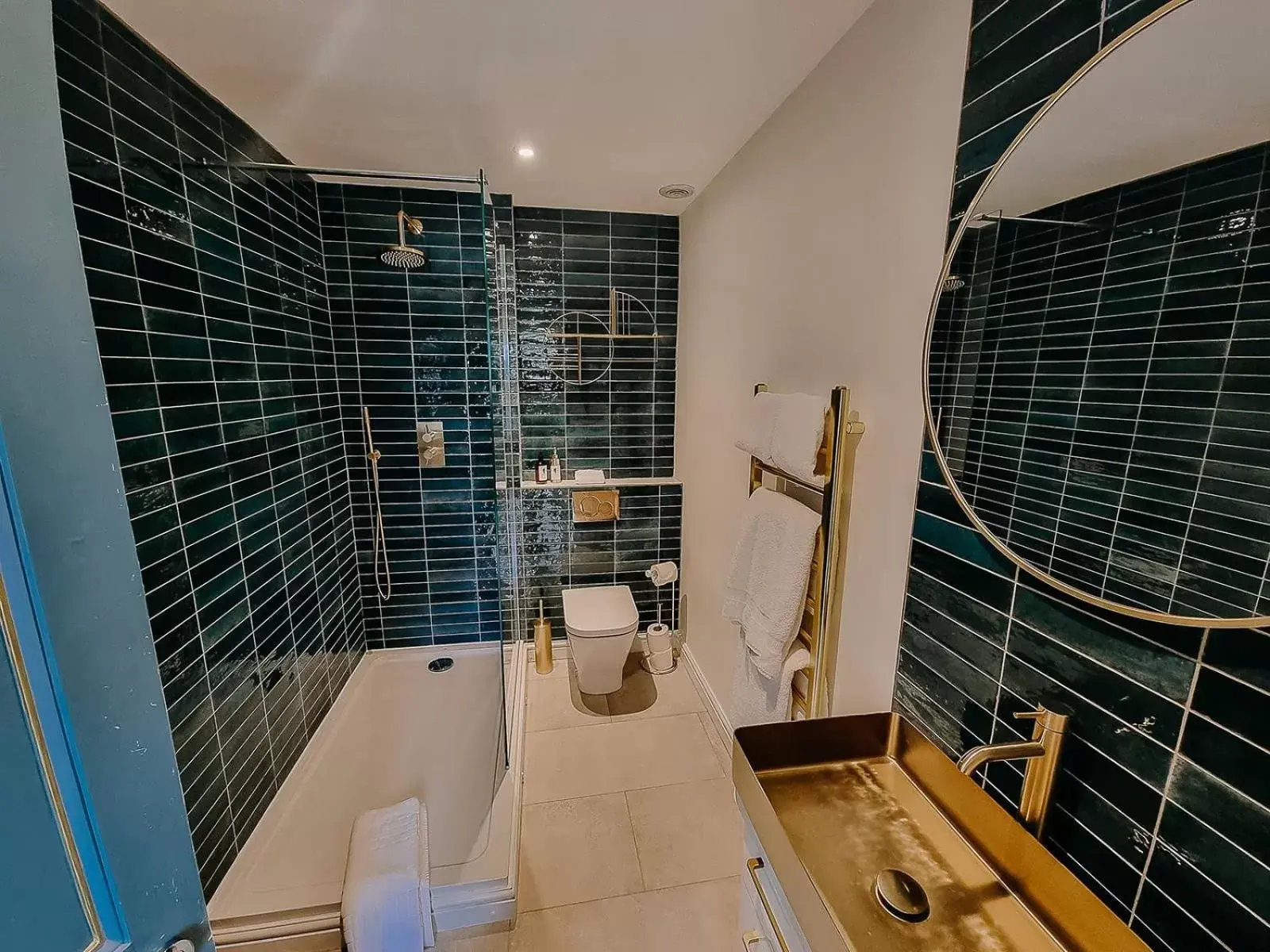 Shower, Bathroom in Verzon House