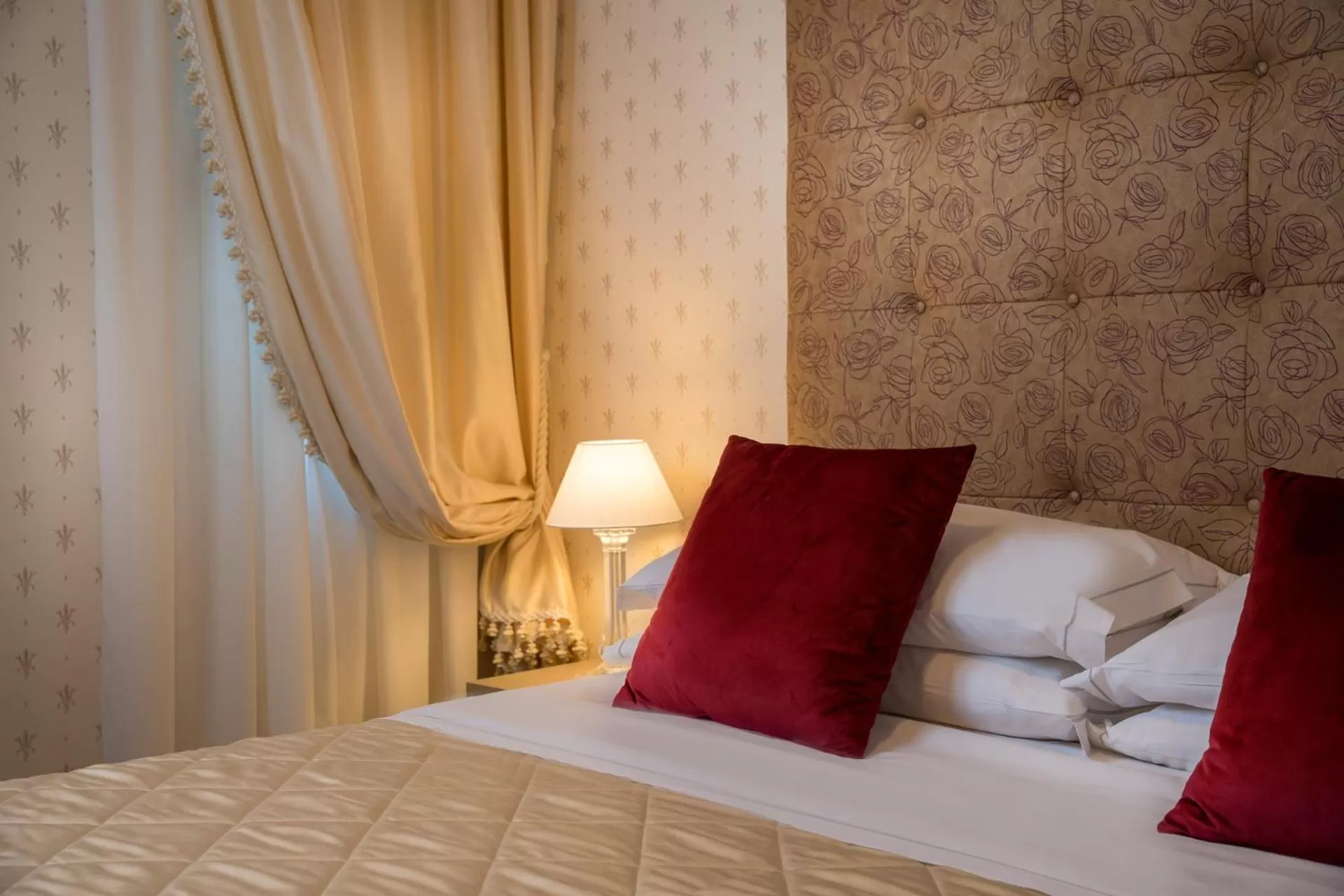 Photo of the whole room, Bed in Albergo Rossini 1936