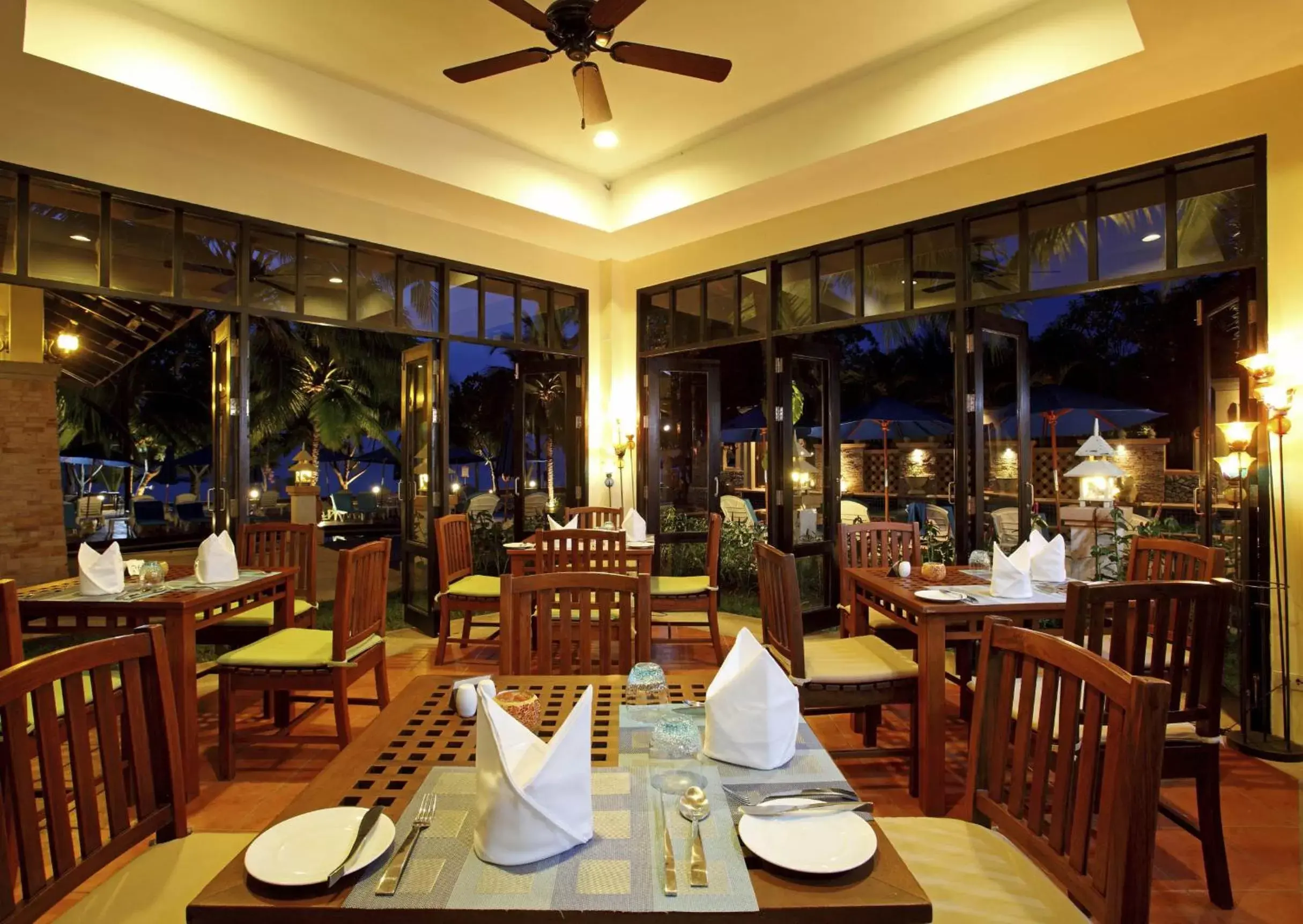 Restaurant/Places to Eat in Seaview Resort Khao Lak - SHA Plus