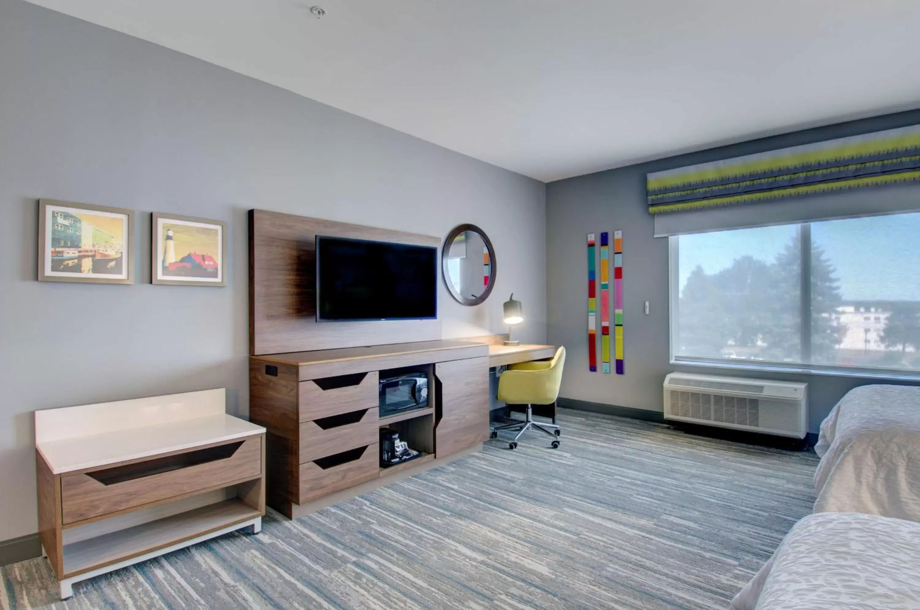 Bedroom, TV/Entertainment Center in Hampton Inn & Suites Portland West