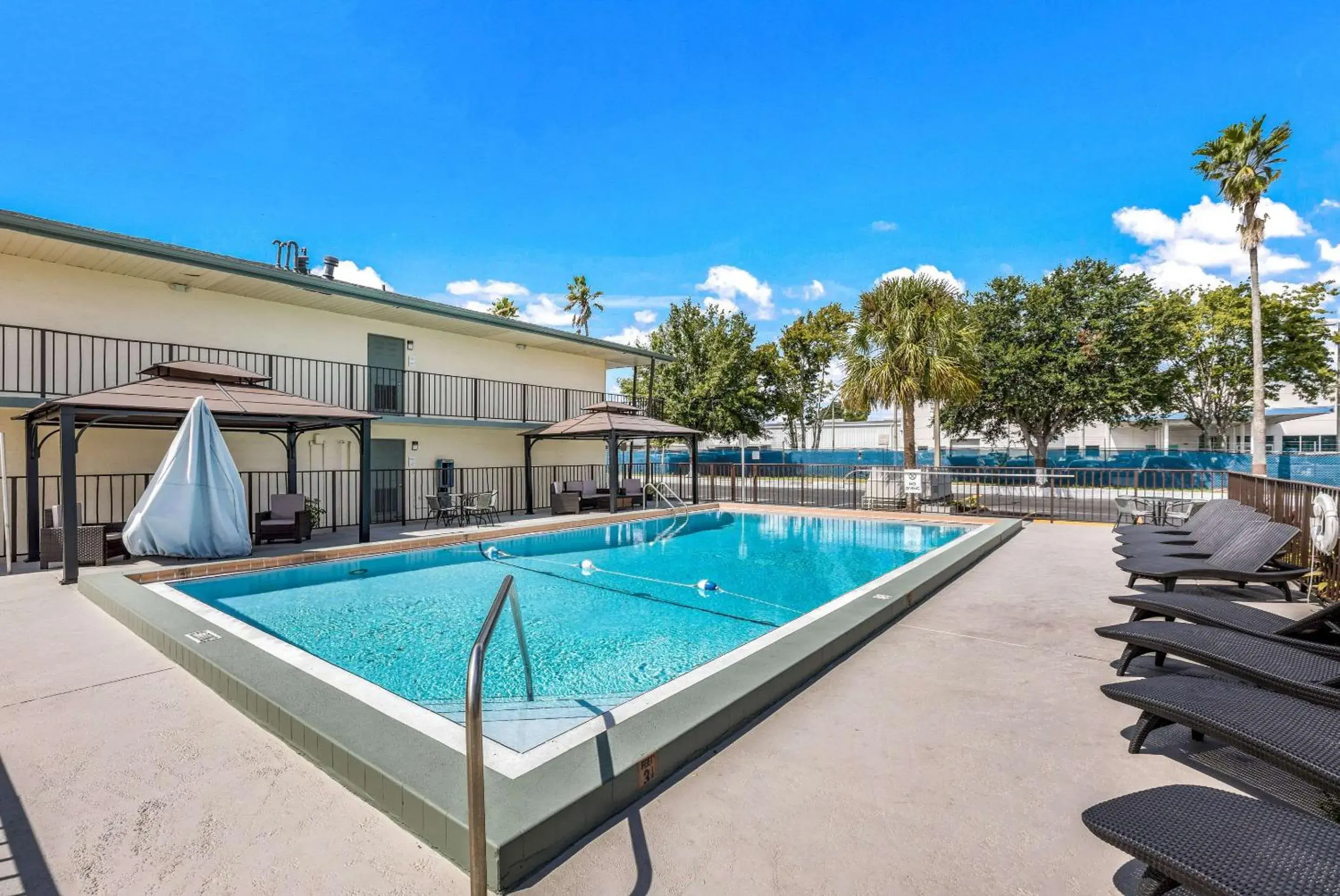 Property building, Swimming Pool in Quality Inn & Suites Downtown
