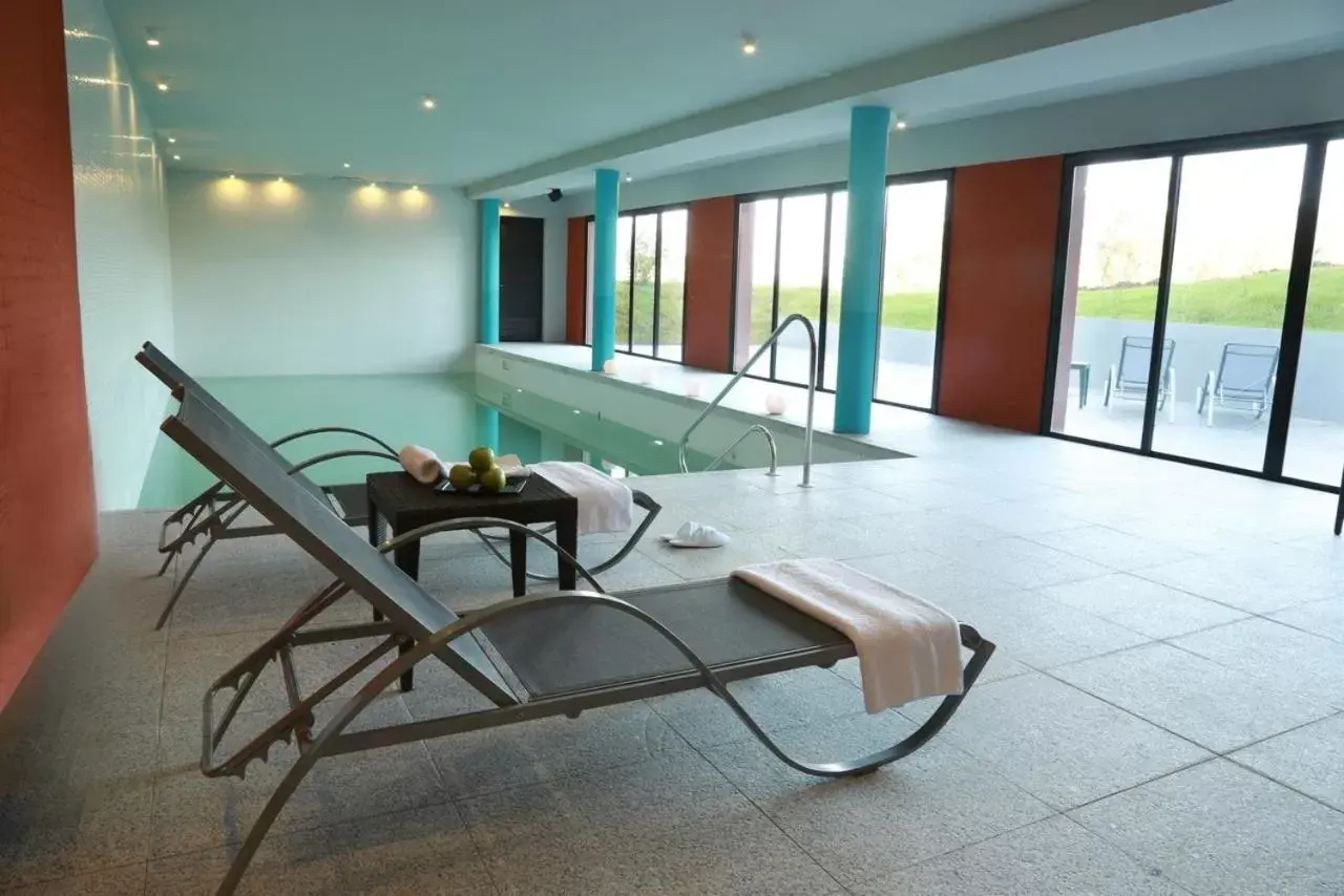 Solarium, Swimming Pool in Regency Park Hotel