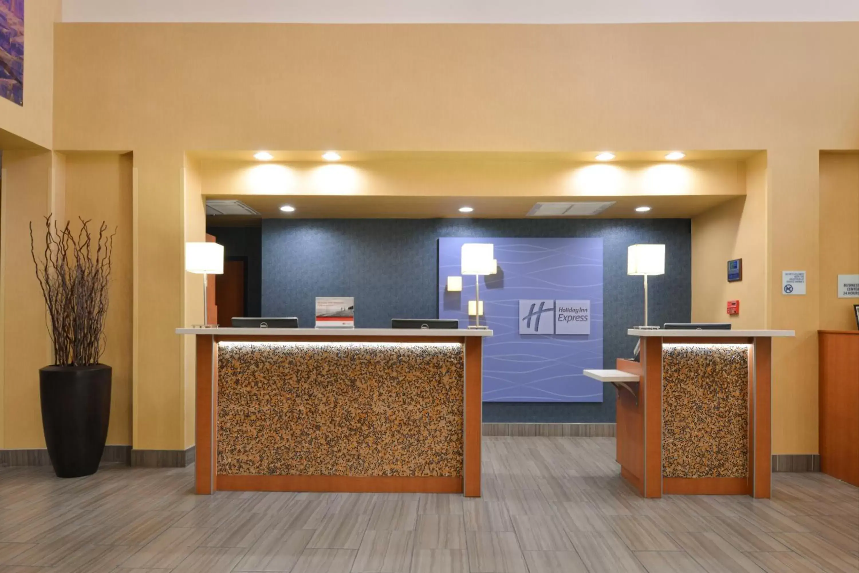 Property building, Lobby/Reception in Holiday Inn Express Flagstaff, an IHG Hotel