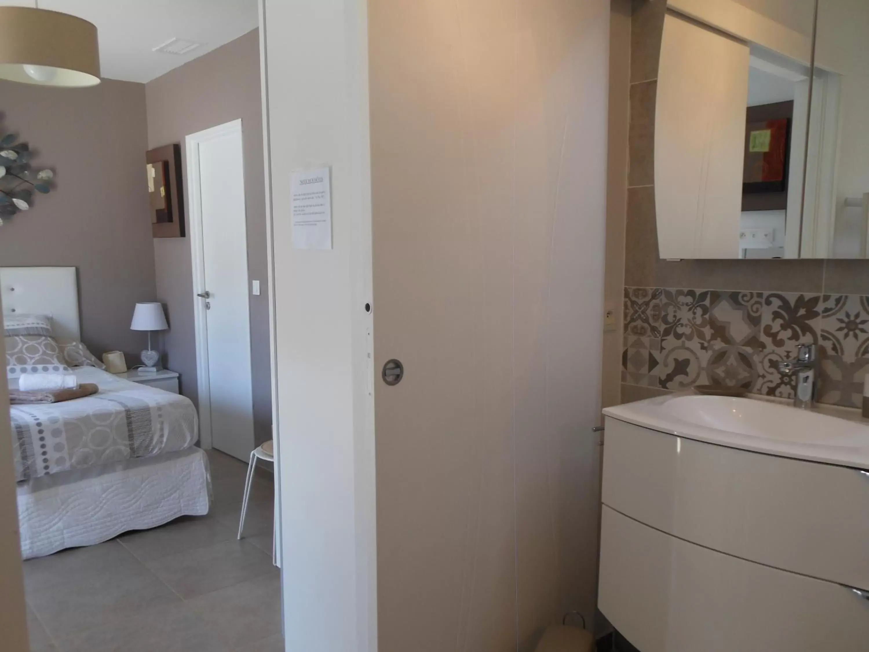 Photo of the whole room, Bathroom in Chambre d'hôtes dans Villa Diane