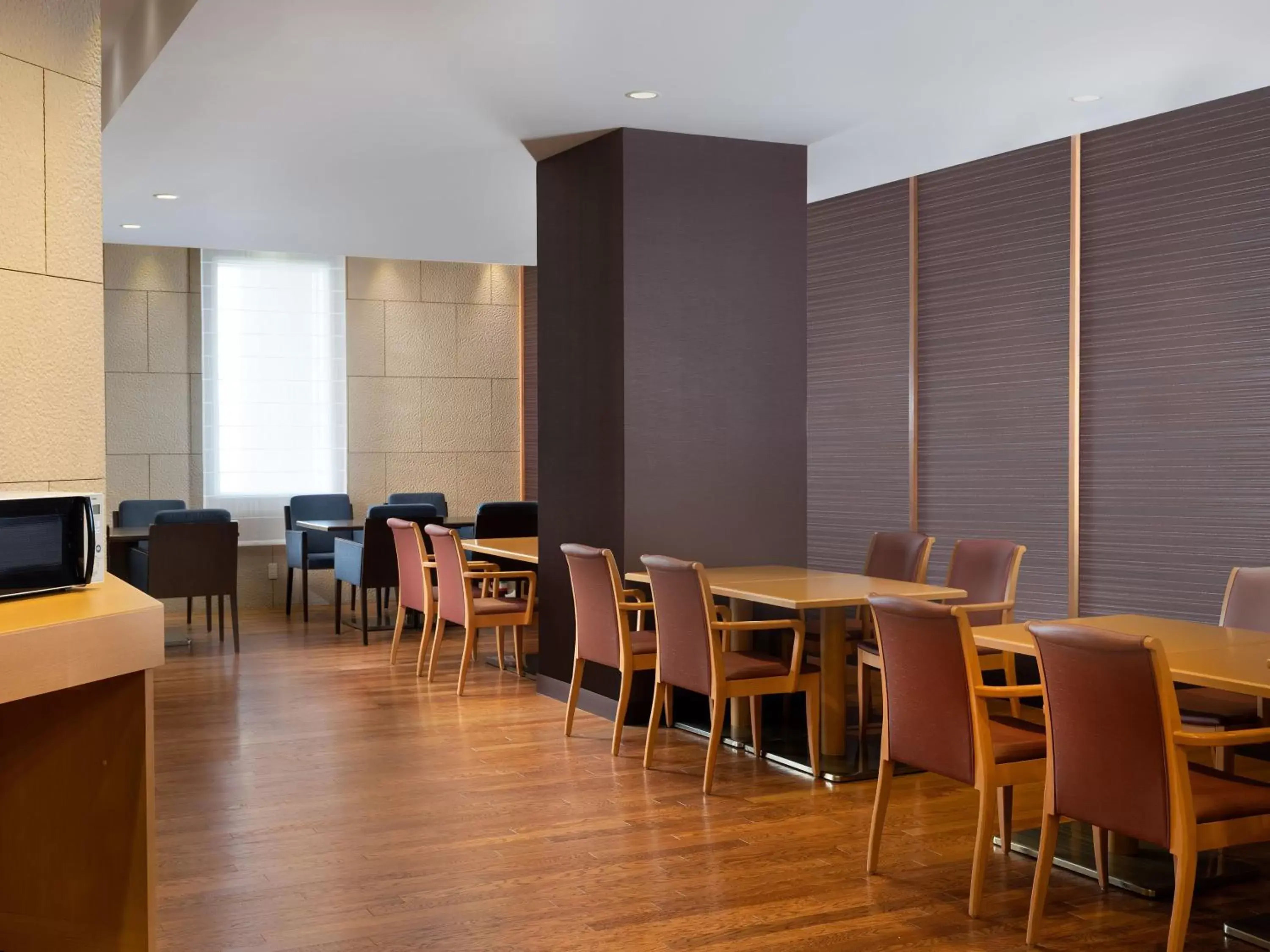 Lobby or reception, Restaurant/Places to Eat in ANA Crowne Plaza Chitose, an IHG Hotel