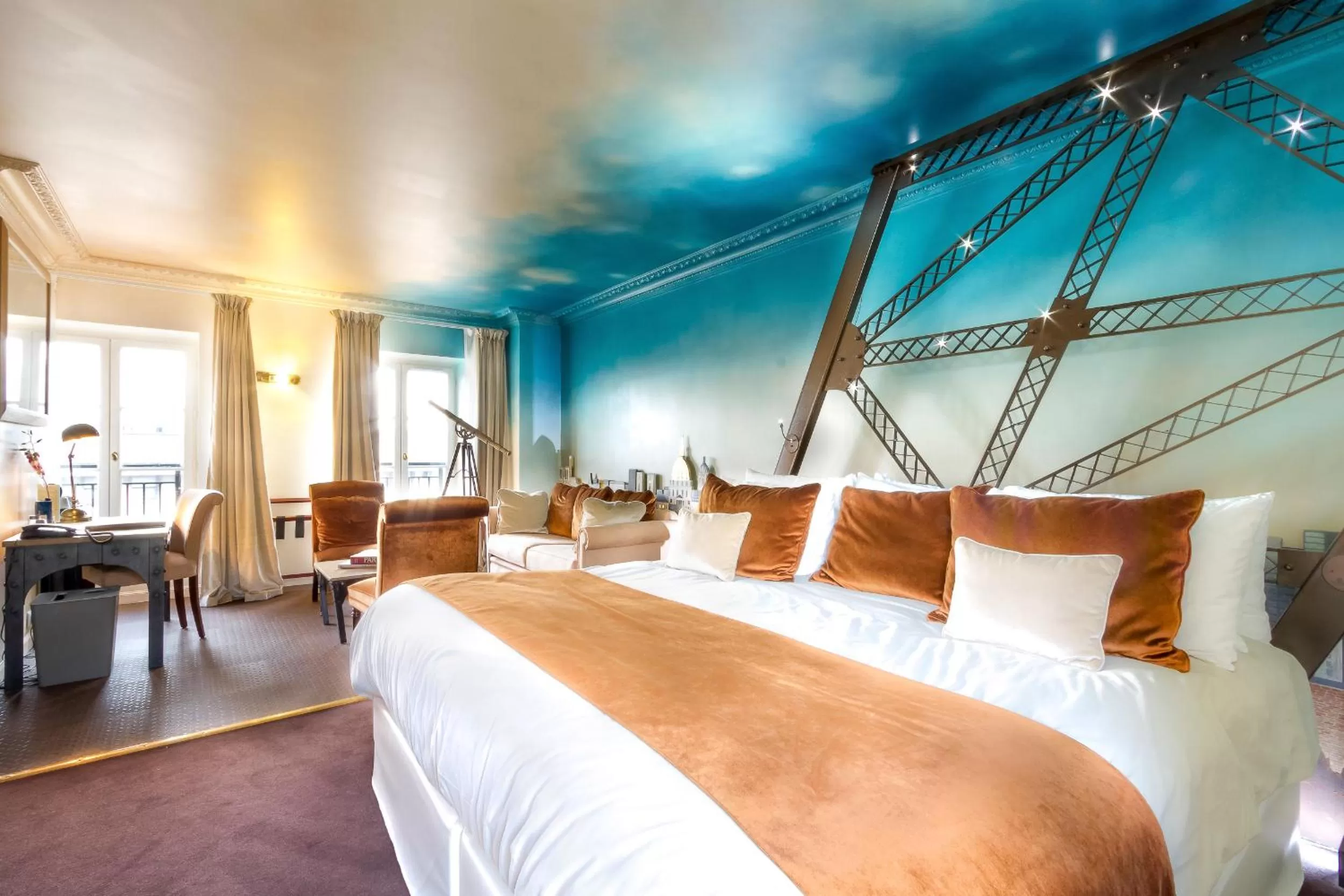 Bed in Eiffel Trocadéro