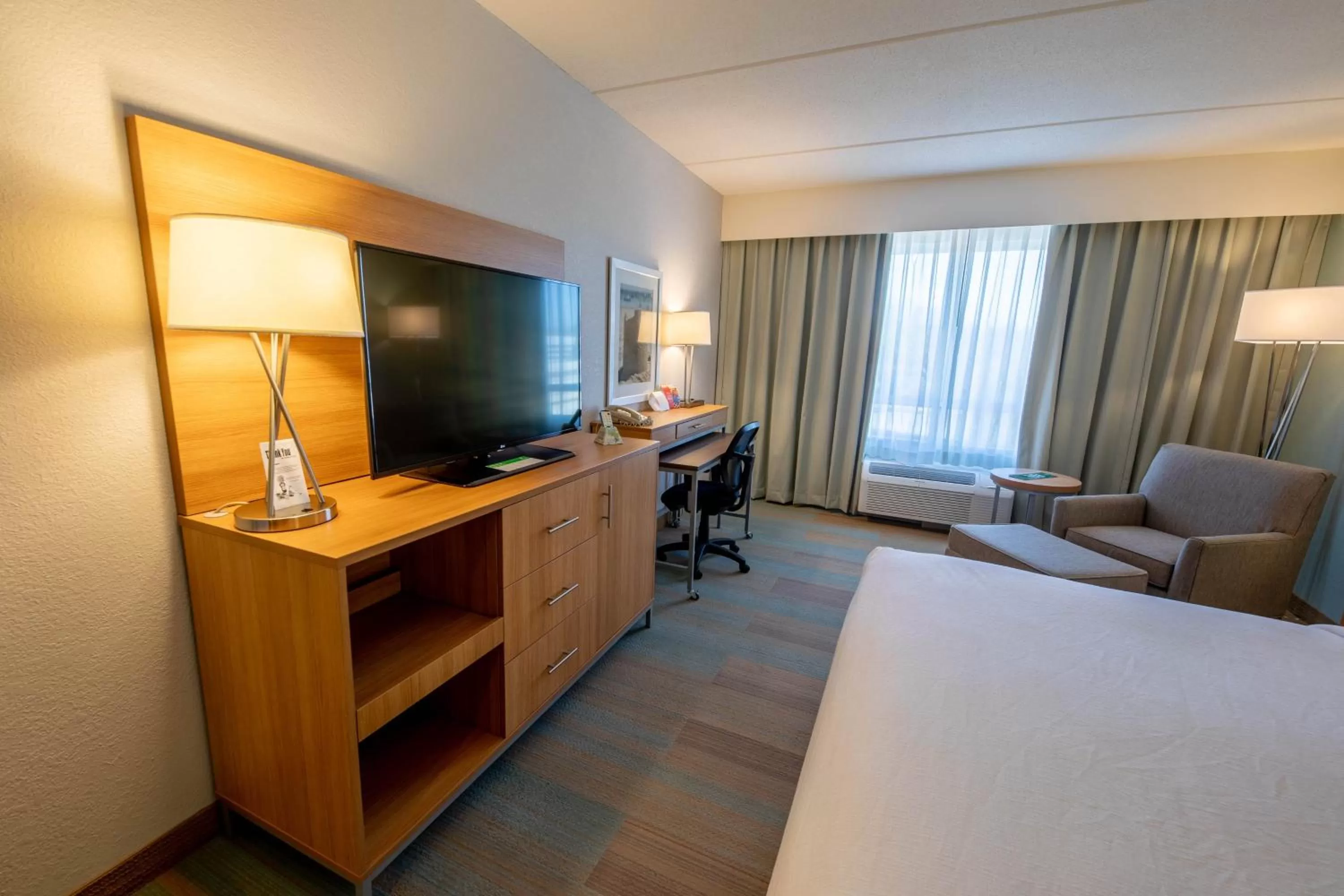 Photo of the whole room, Bed in Holiday Inn Manahawkin/Long Beach Island by IHG