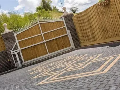 Property building in Queen Bee & B Property building in Queen Bee & B