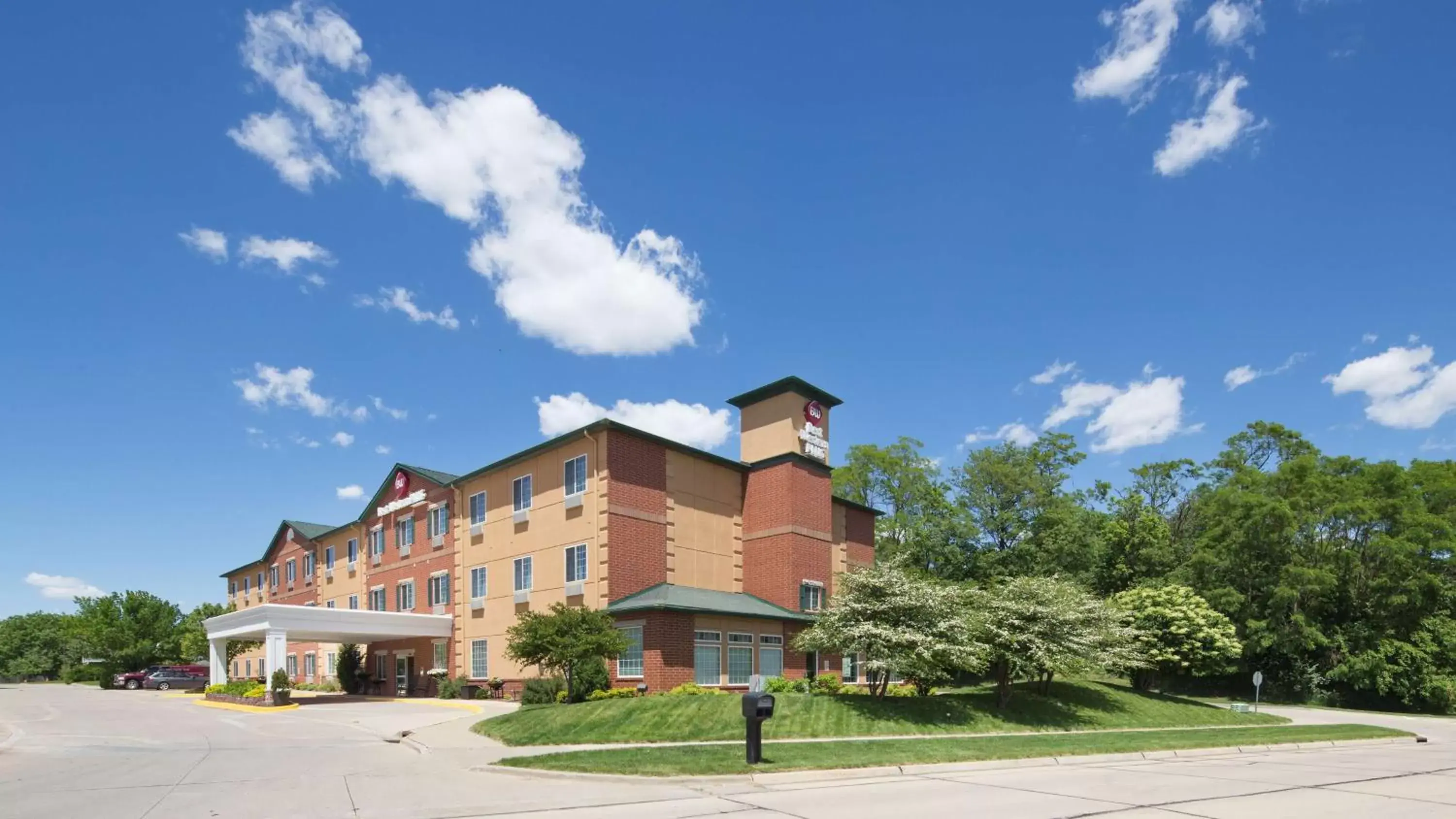 Property Building in Best Western Plus Des Moines West Inn & Suites