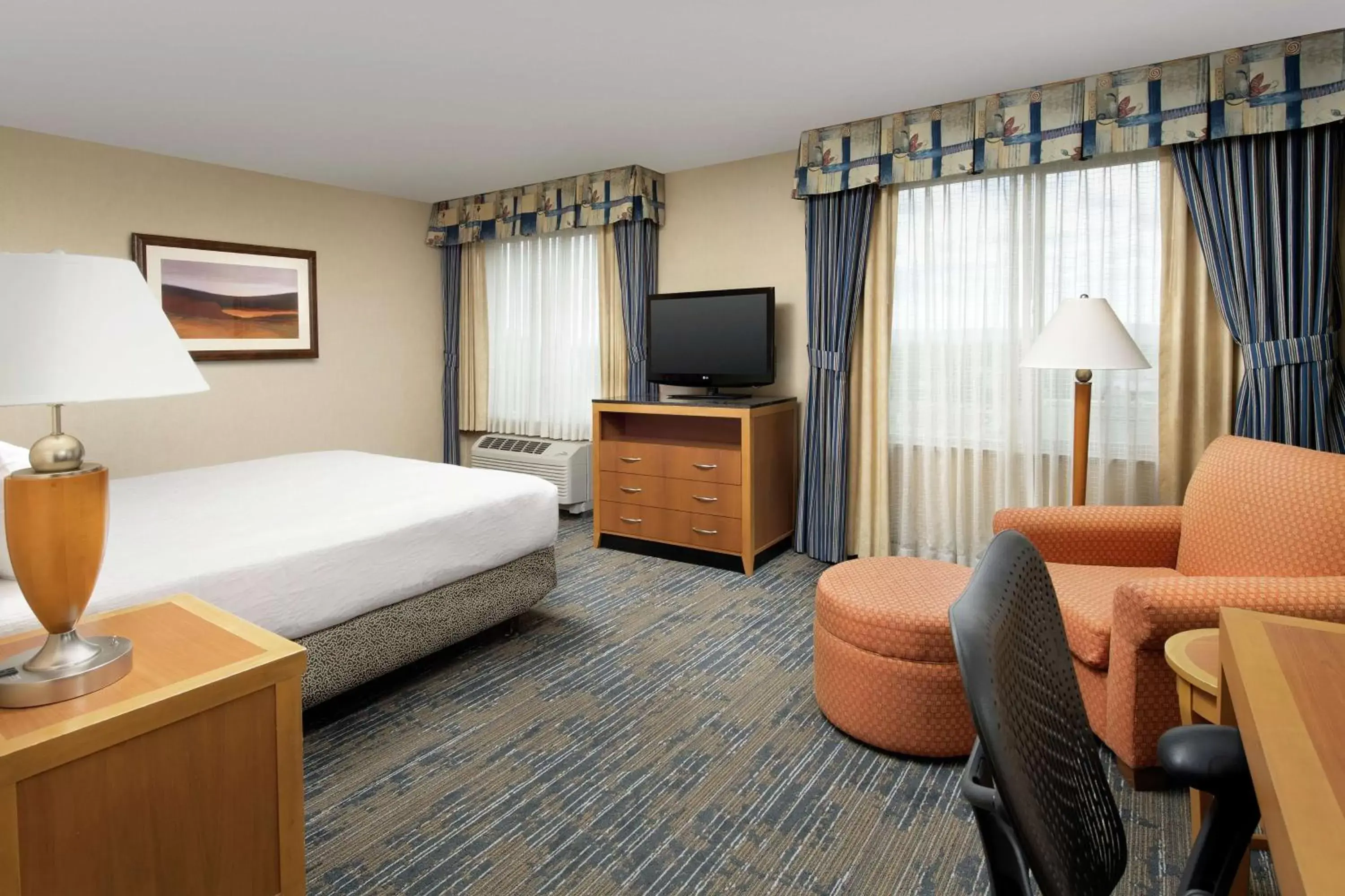 Living room, Bed in Hilton Garden Inn Yakima Downtown Living room, Bed in Hilton Garden Inn Yakima Downtown