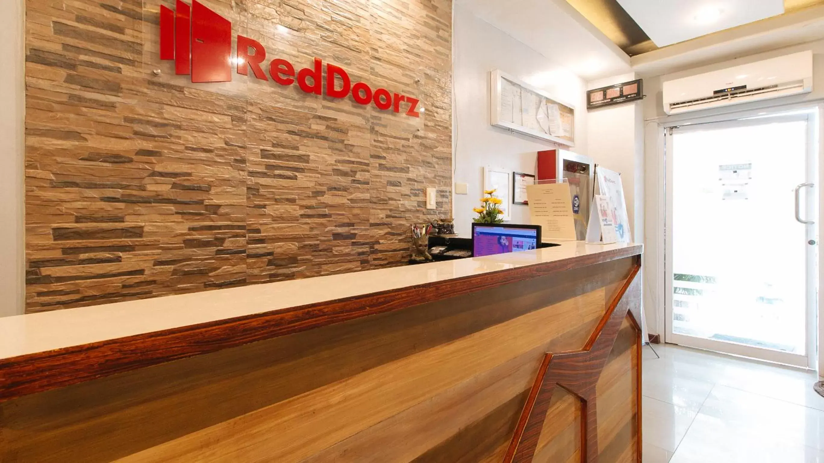 Lobby or reception in RedDoorz near Bambang Station