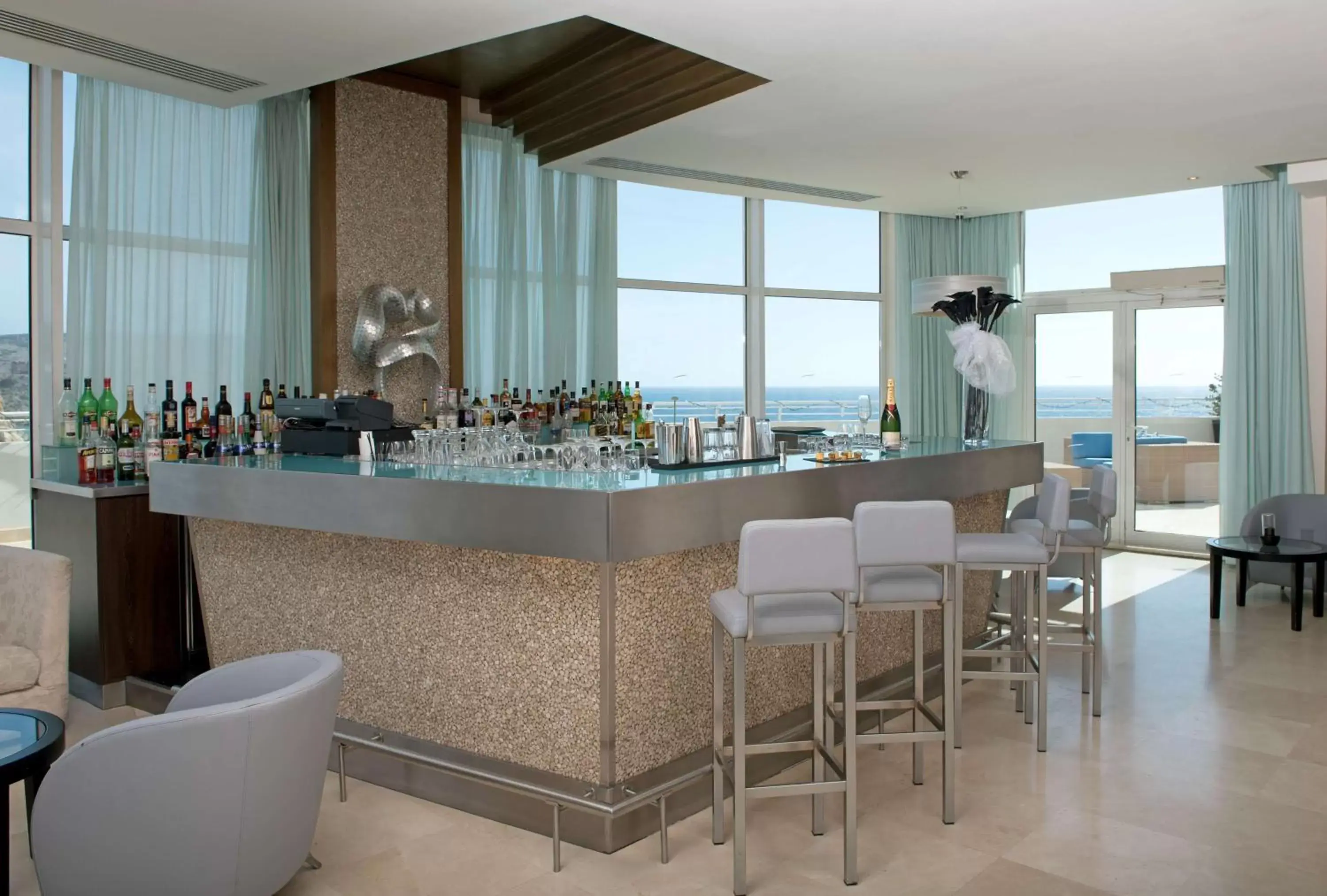 Lounge or bar in Radisson Blu Resort & Spa, Malta Golden Sands