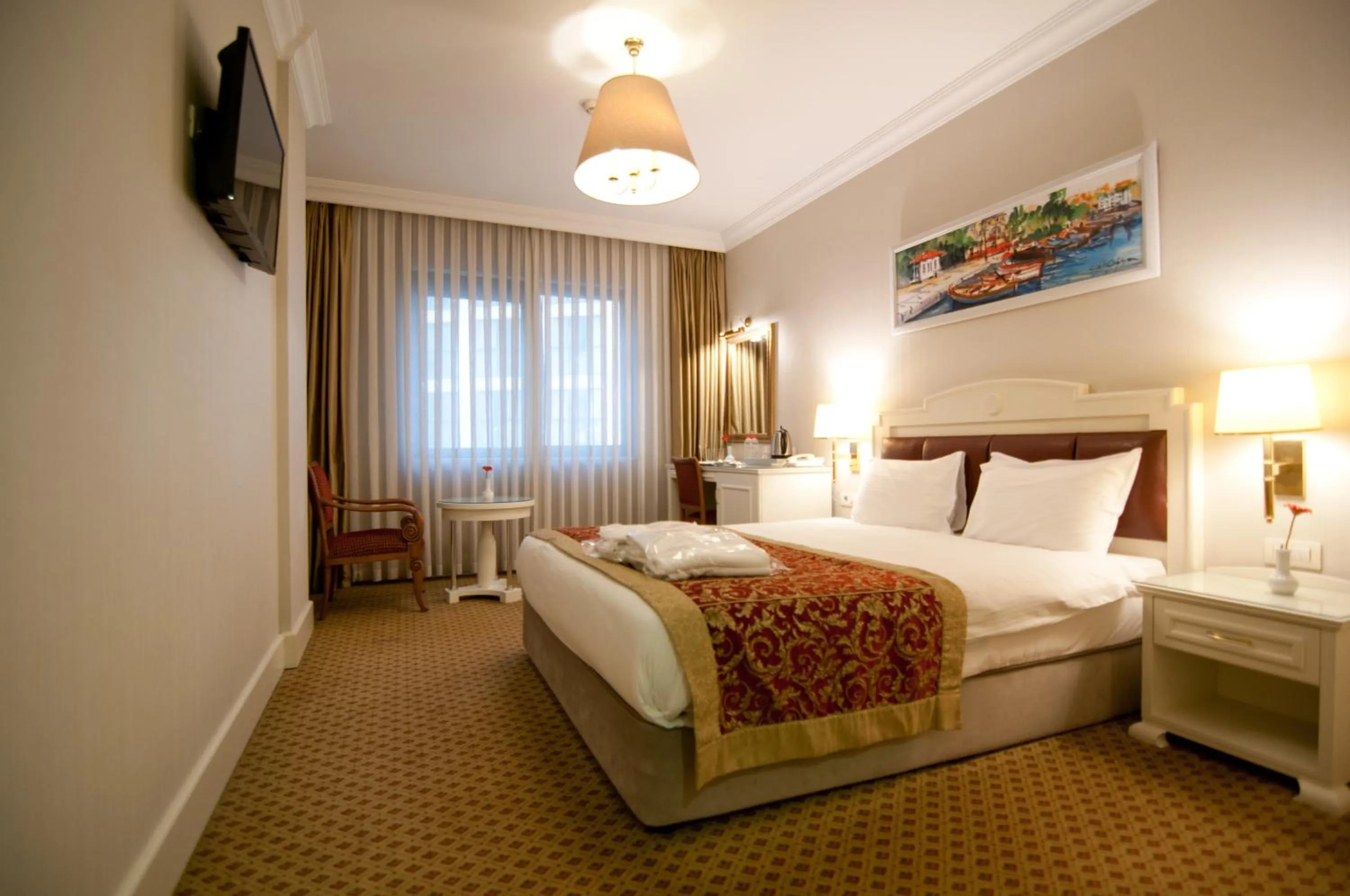 Photo of the whole room, Bed in Taksim Metropark Hotel