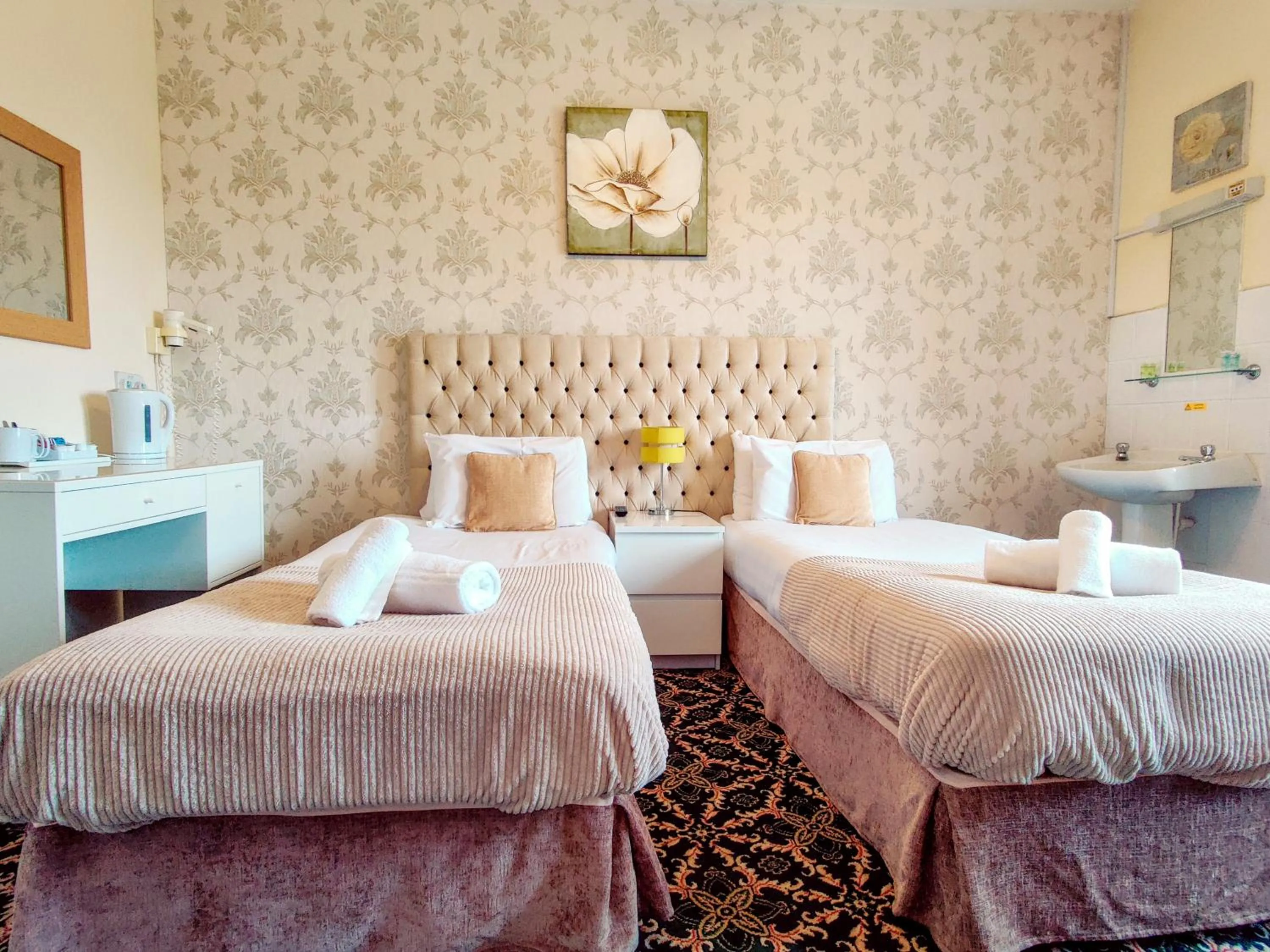 Bedroom, Bed in Wentworth House - Free Parking