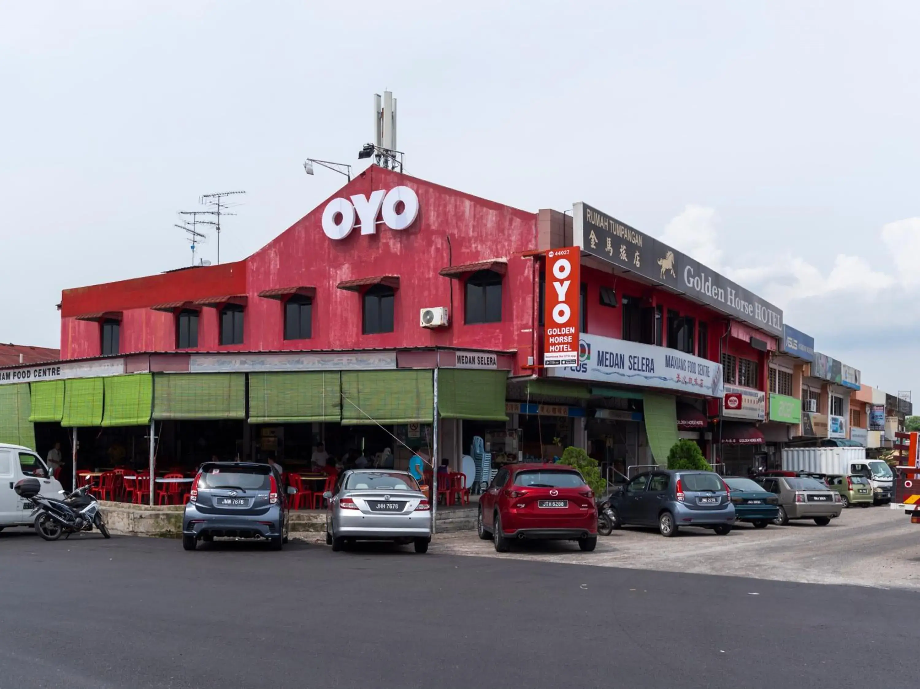 Facade/entrance, Property Building in OYO 44027 Golden Horse Hotel