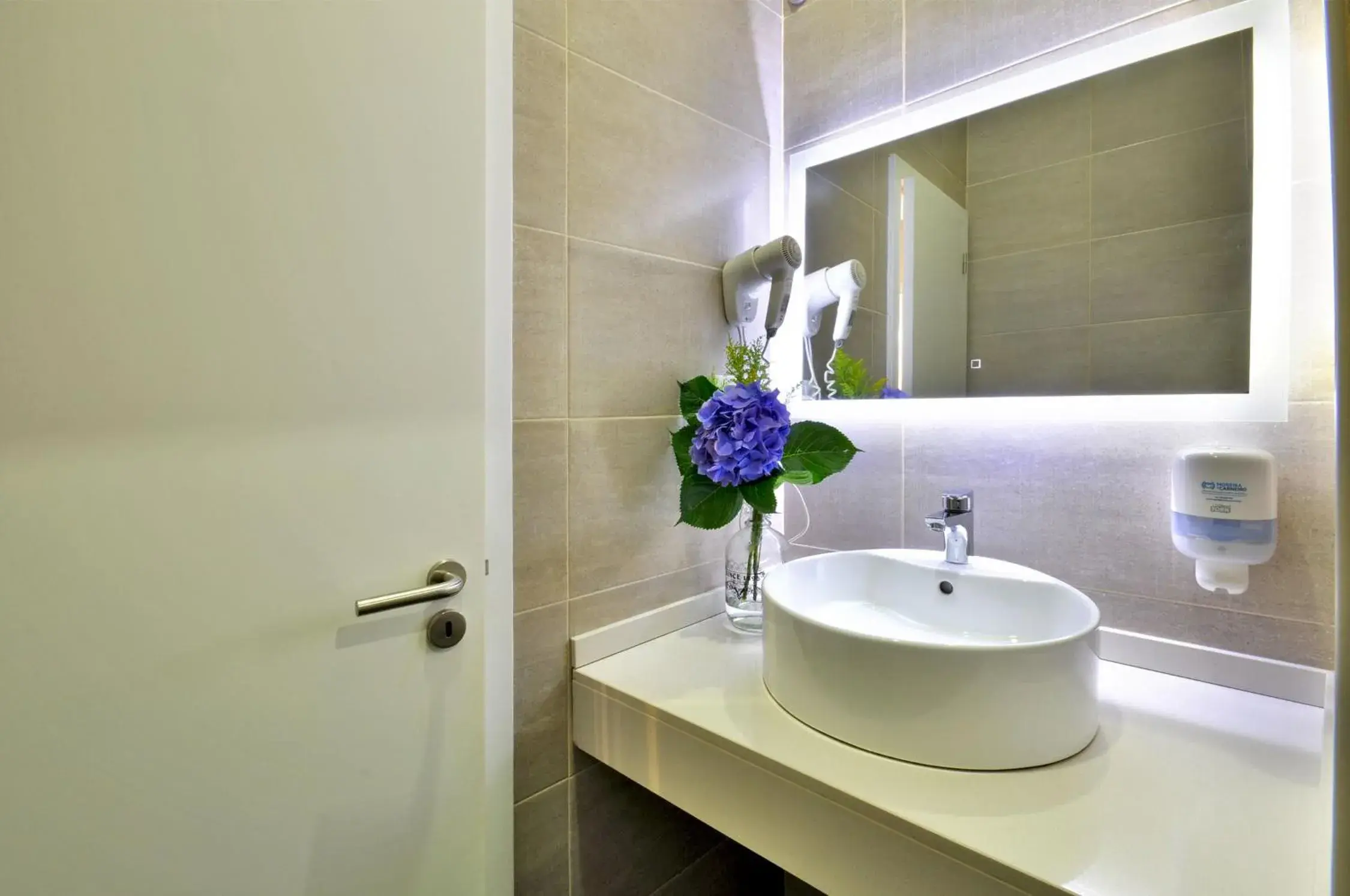 Shower, Bathroom in Porto Domus Hotel
