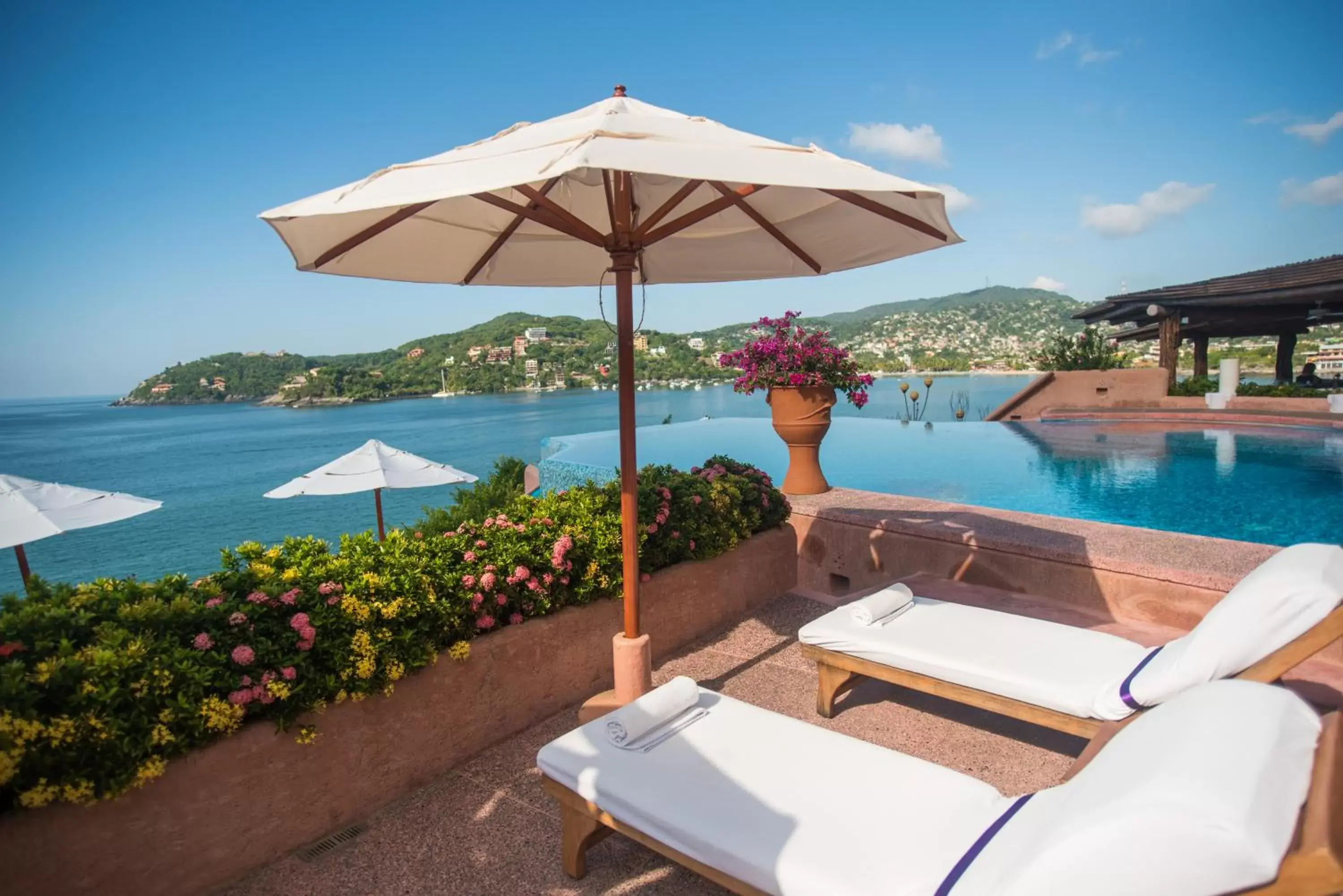 Patio, Swimming Pool in La Casa Que Canta