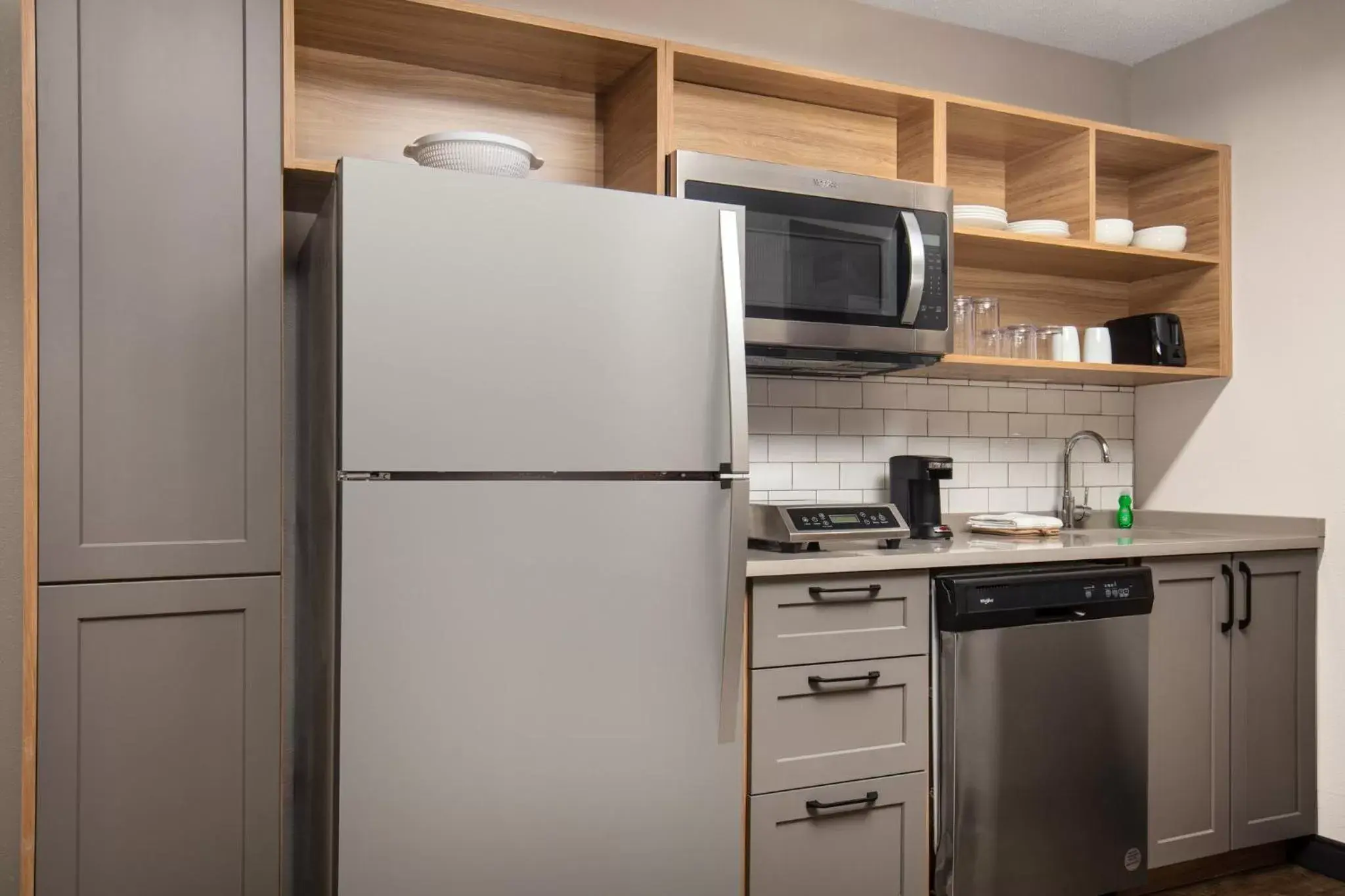 Photo of the whole room, Kitchen/Kitchenette in Candlewood Suites - Cincinnati Northeast - Mason, an IHG Hotel