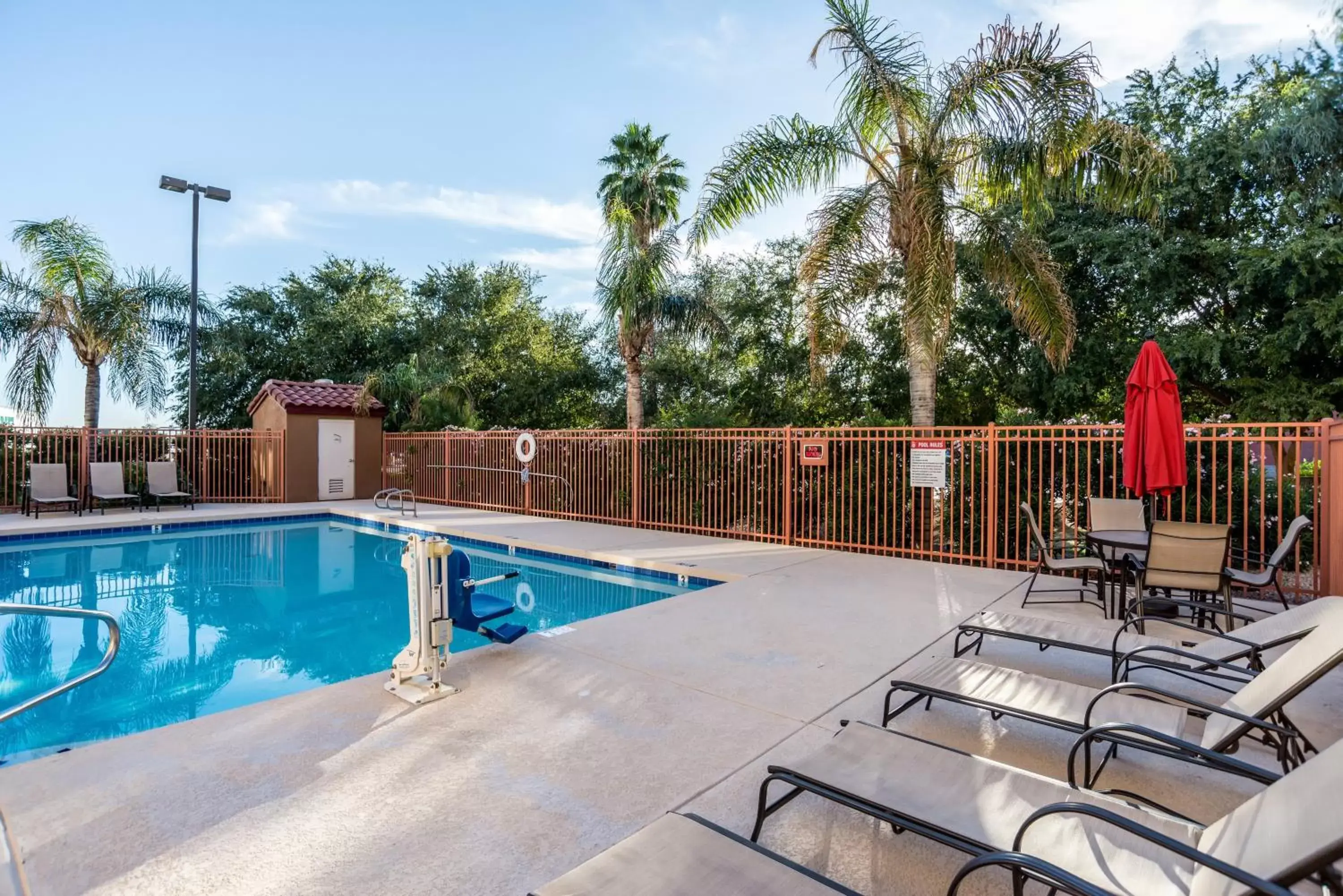 Swimming Pool in Red Roof Inn Phoenix North - Deer Valley - Bell Rd