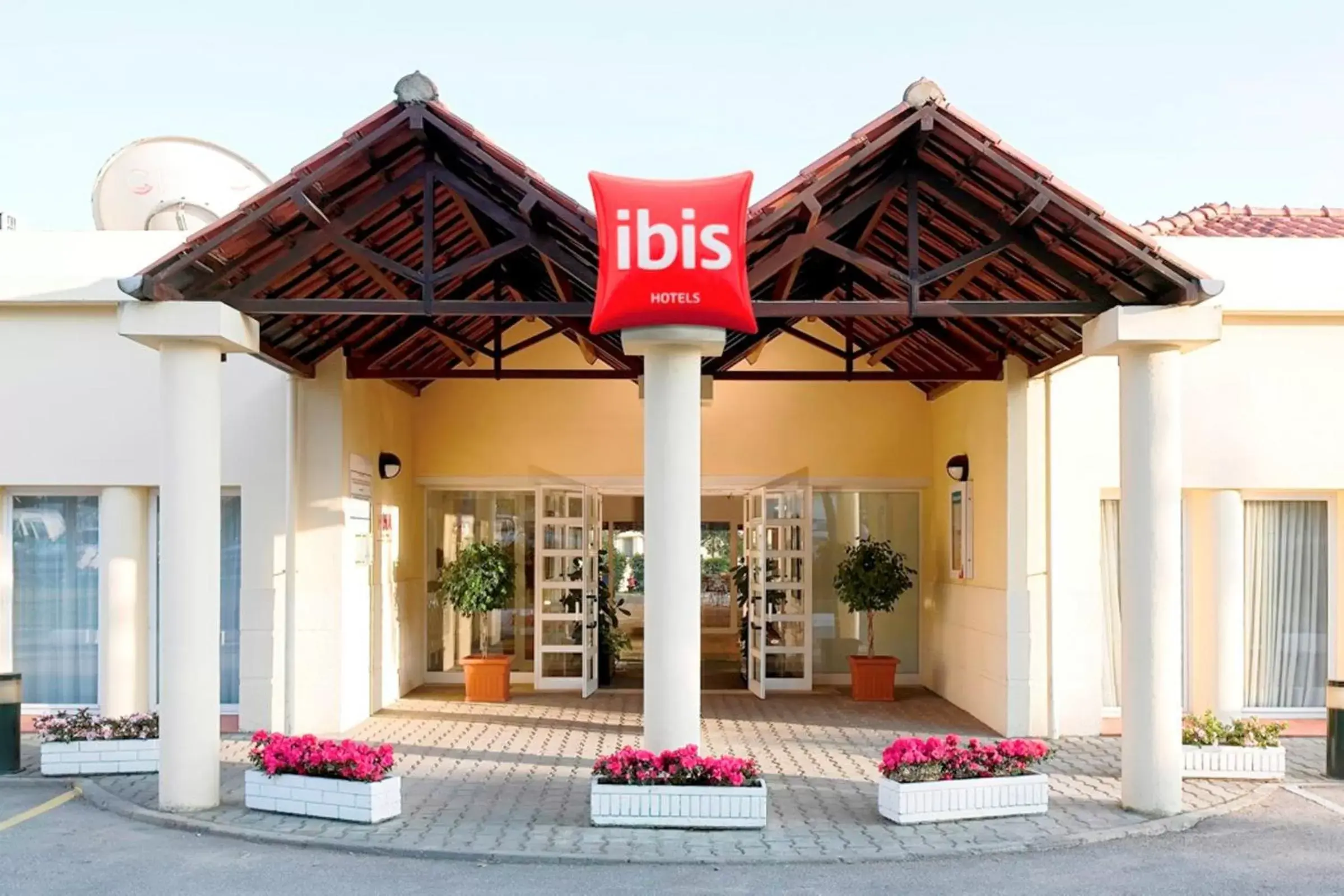 Facade/entrance, Property Building in Hotel ibis Setubal