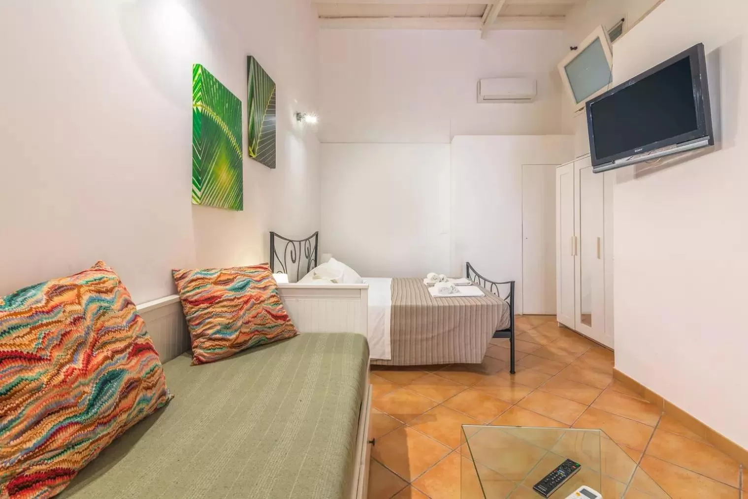 Communal lounge/ TV room, Bed in A'Storia