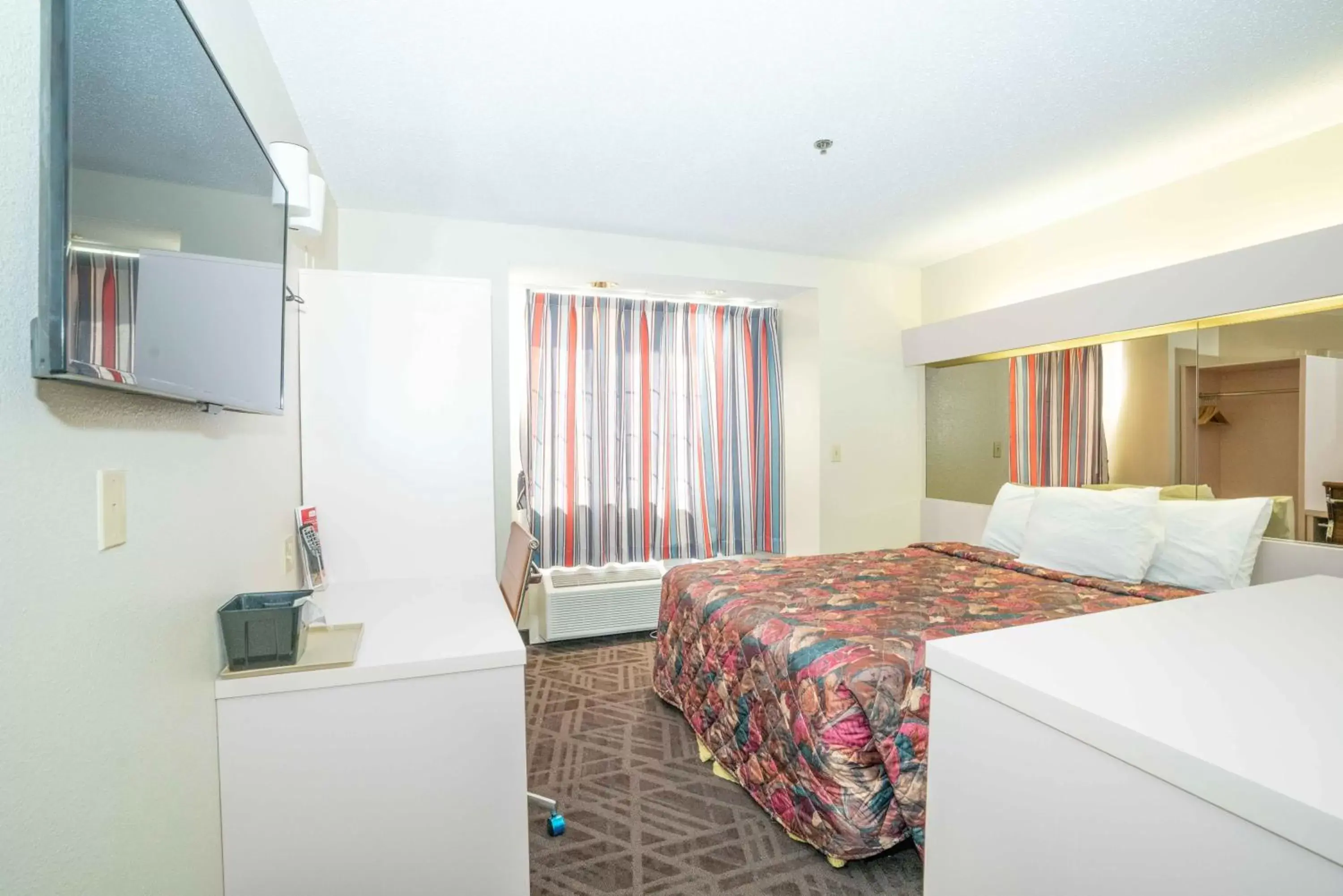 Bed in Regency Inn & Suites DFW