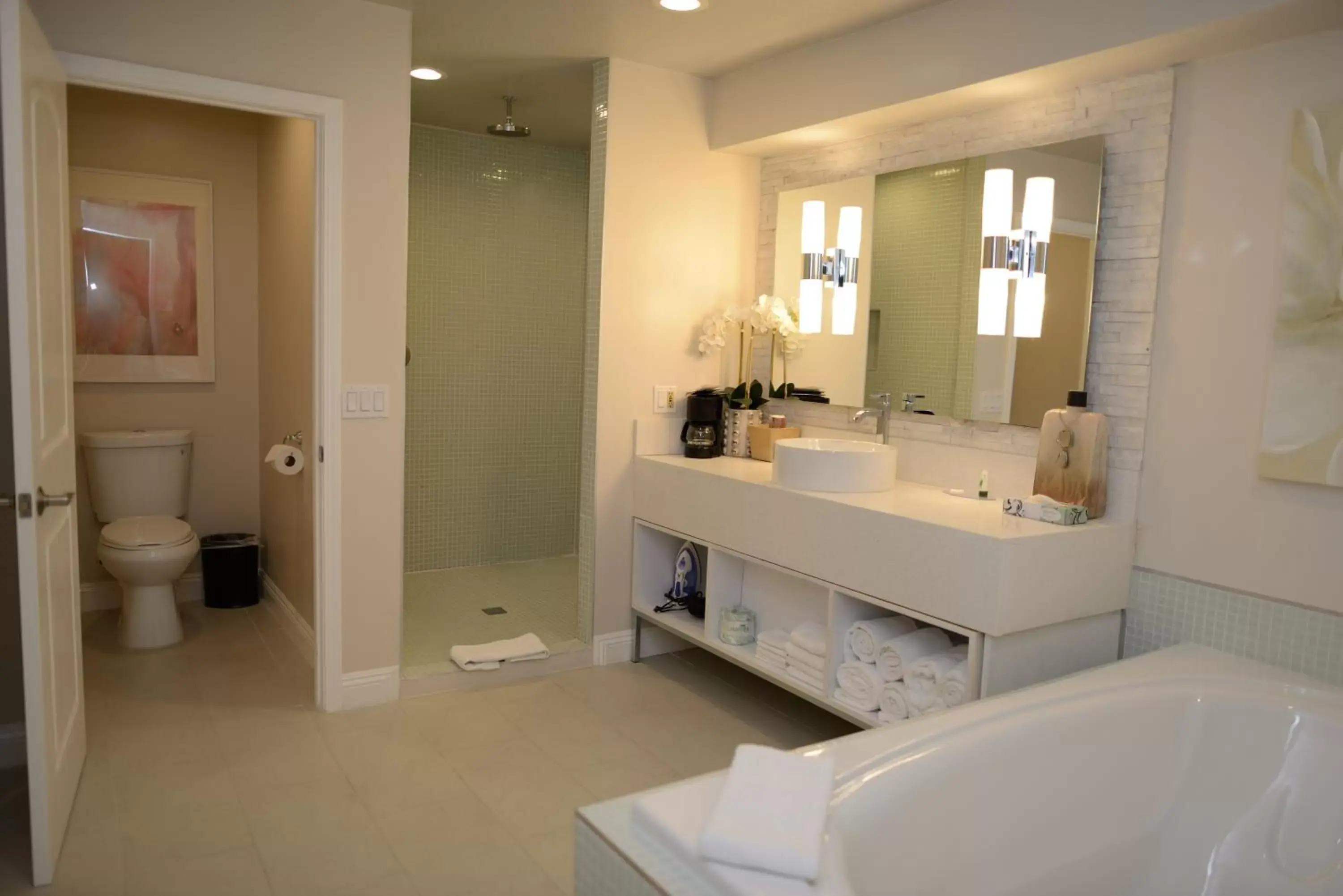 Shower, Bathroom in Hotel Le Reve Pasadena