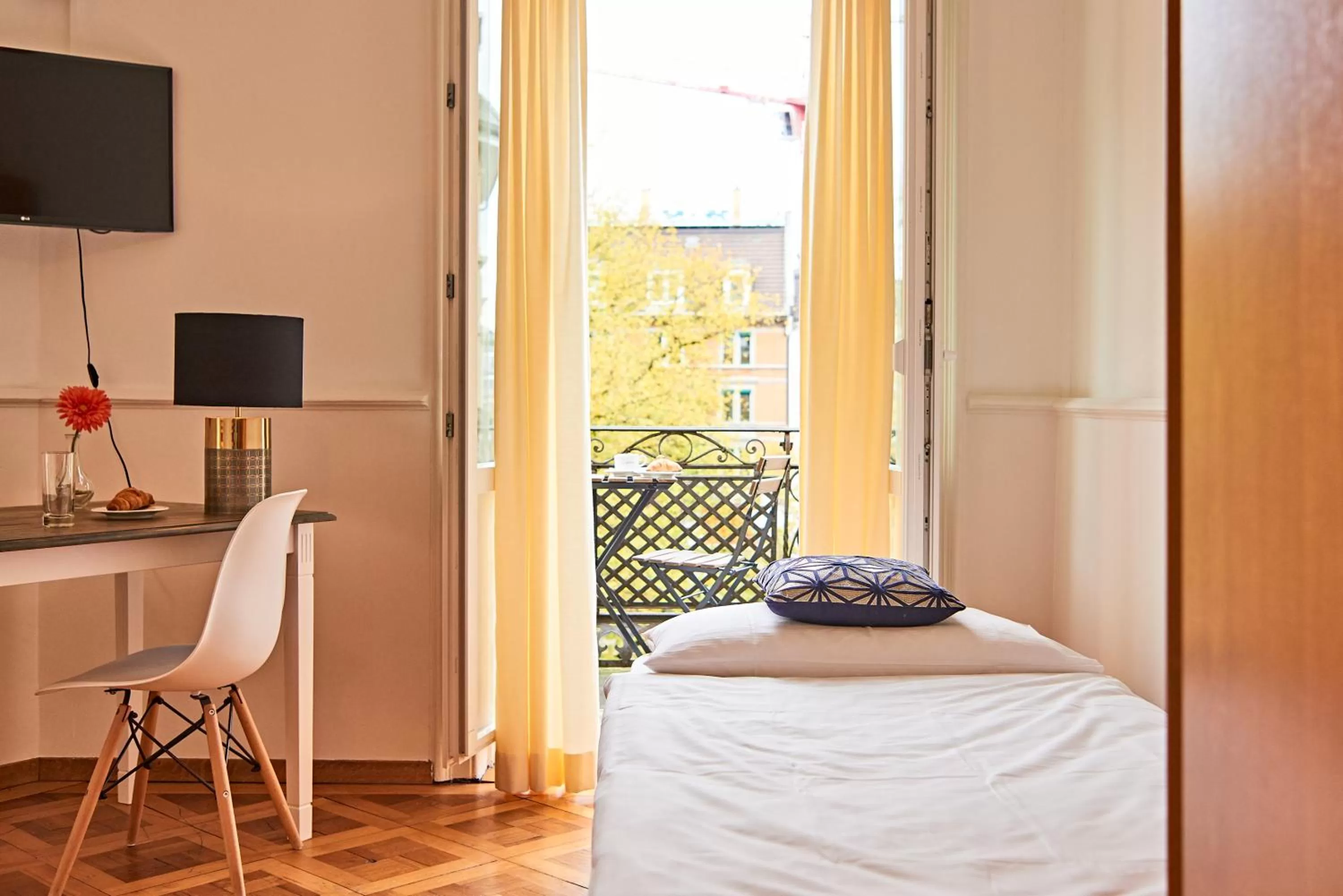 Photo of the whole room, Bed in Saint Georges Hotel