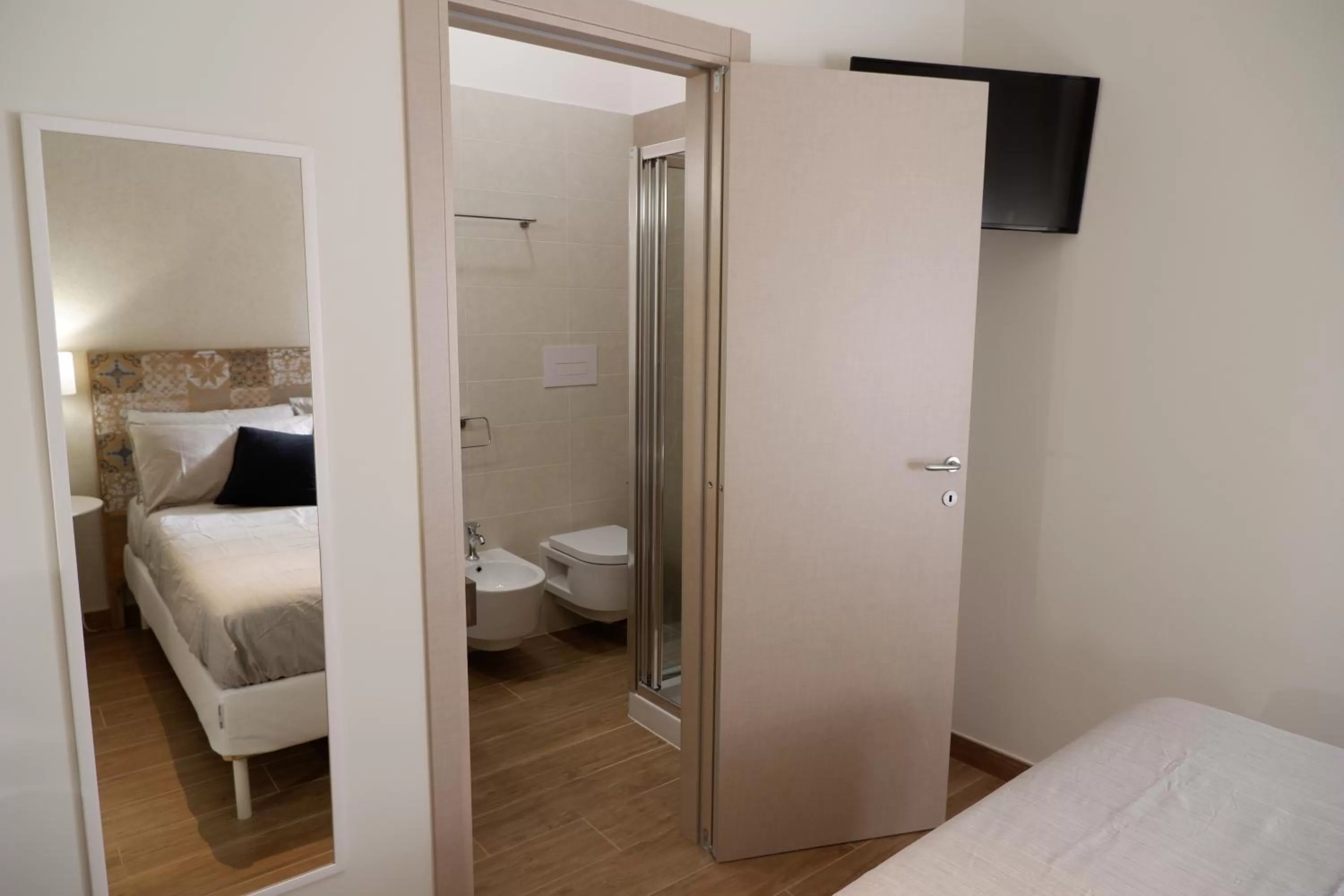 Photo of the whole room, Bathroom in B&B Il Giardino In Città - Parcheggio Privato Gratuito