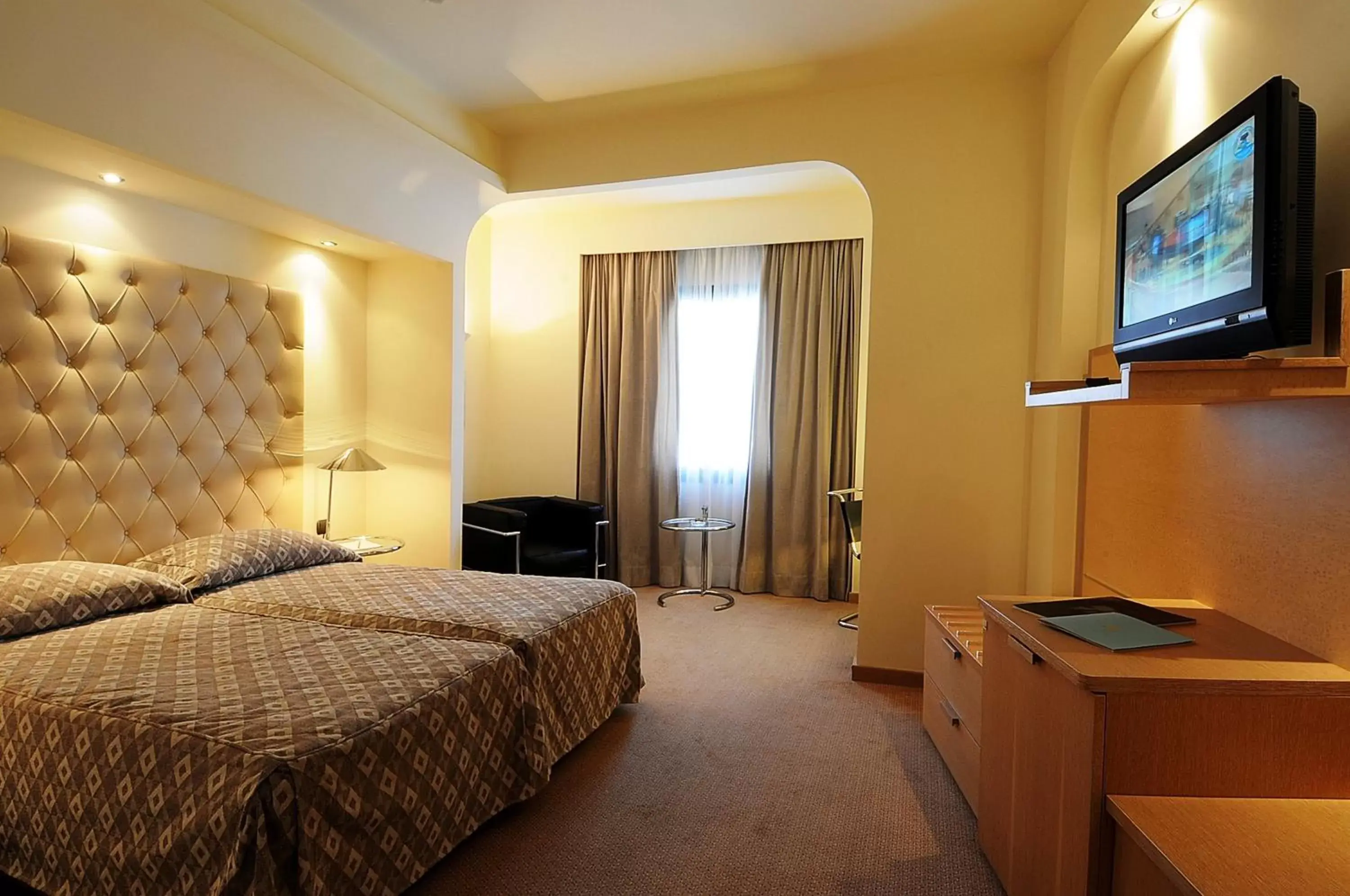 Bedroom, TV/Entertainment Center in Club Hotel Casino Loutraki