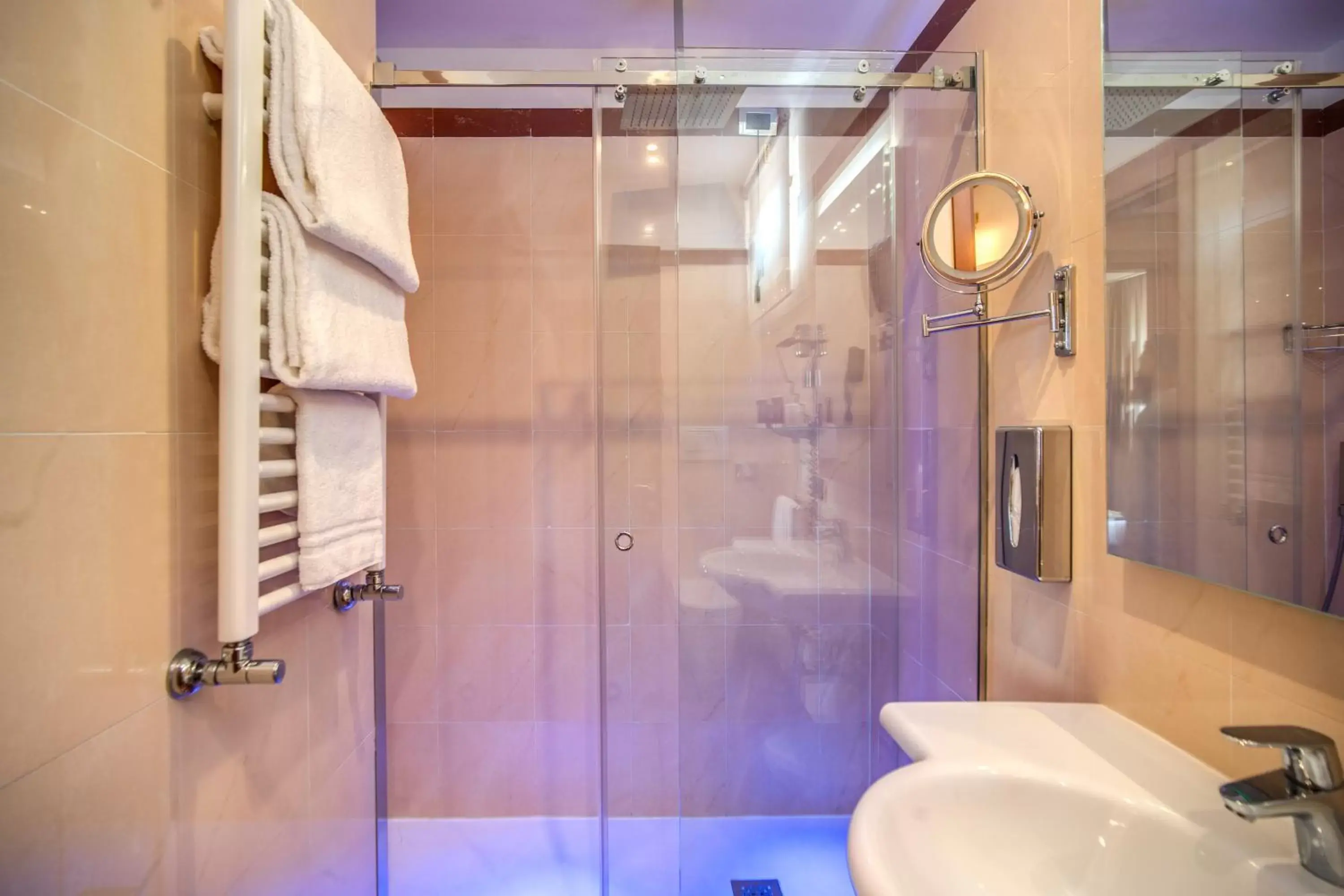 Shower, Bathroom in Hotel Diocleziano