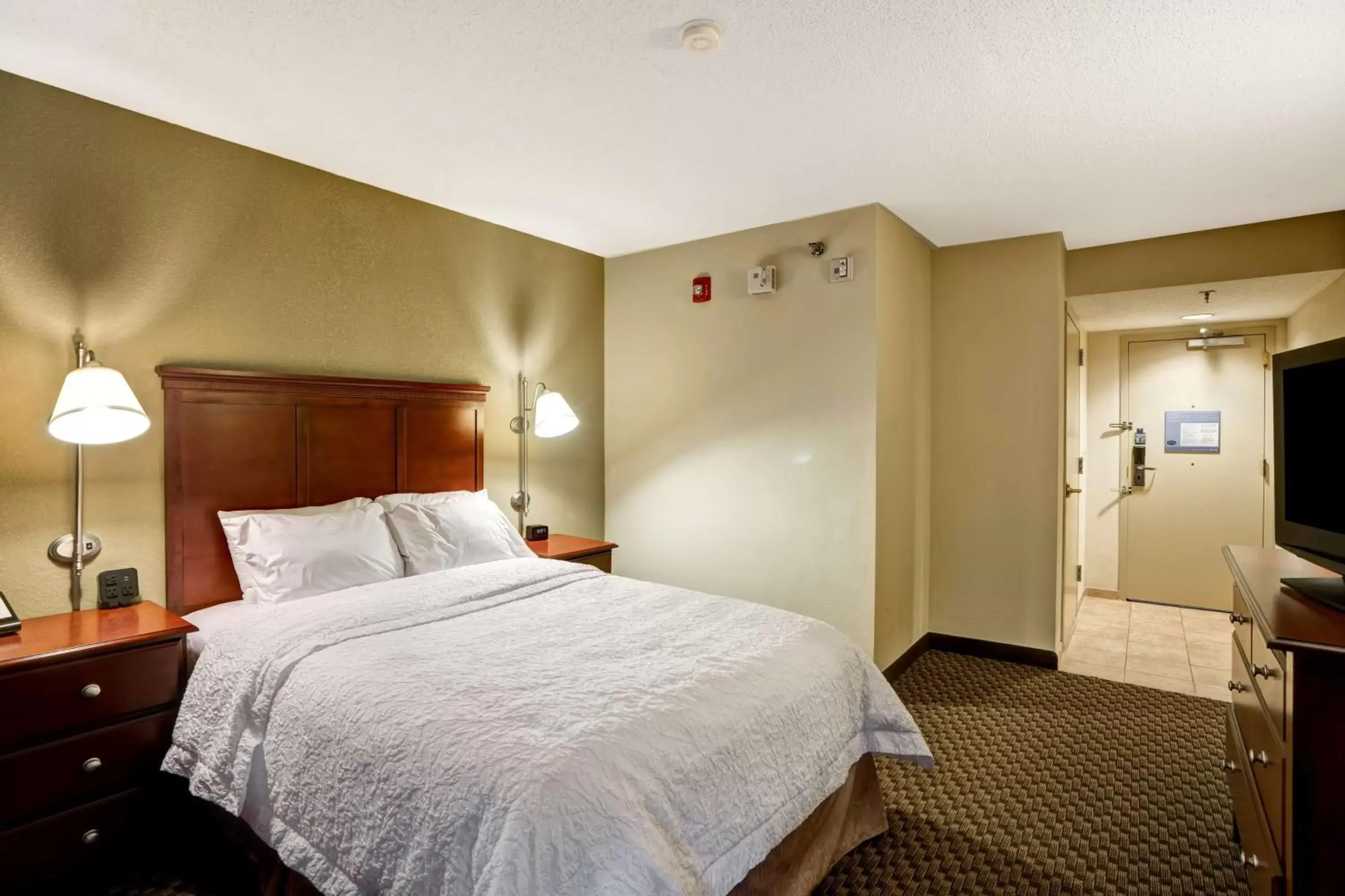 Bedroom, Bed in Hampton Inn Fairmont