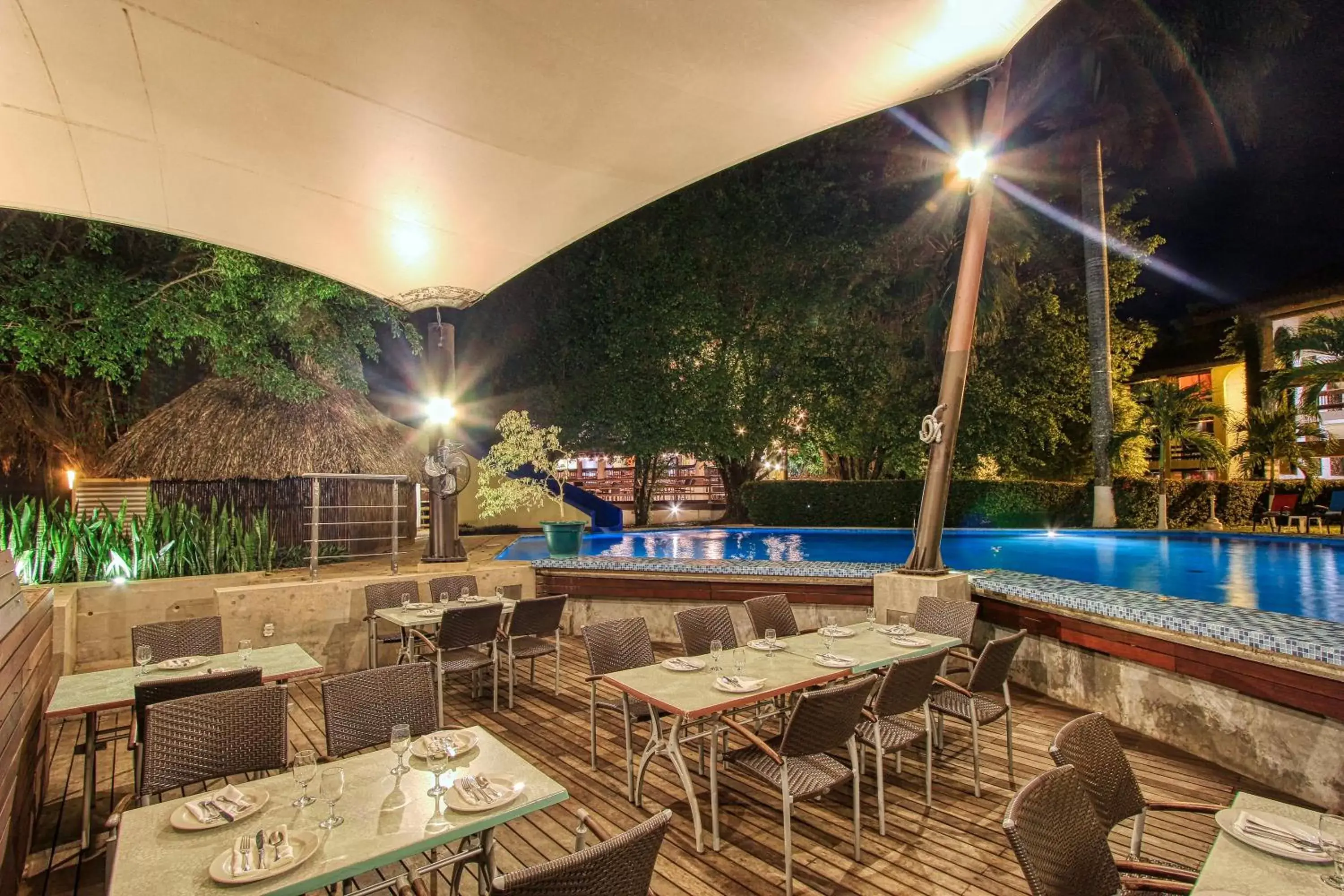 Restaurant/places to eat, Swimming Pool in Hotel Ciudad Real Palenque