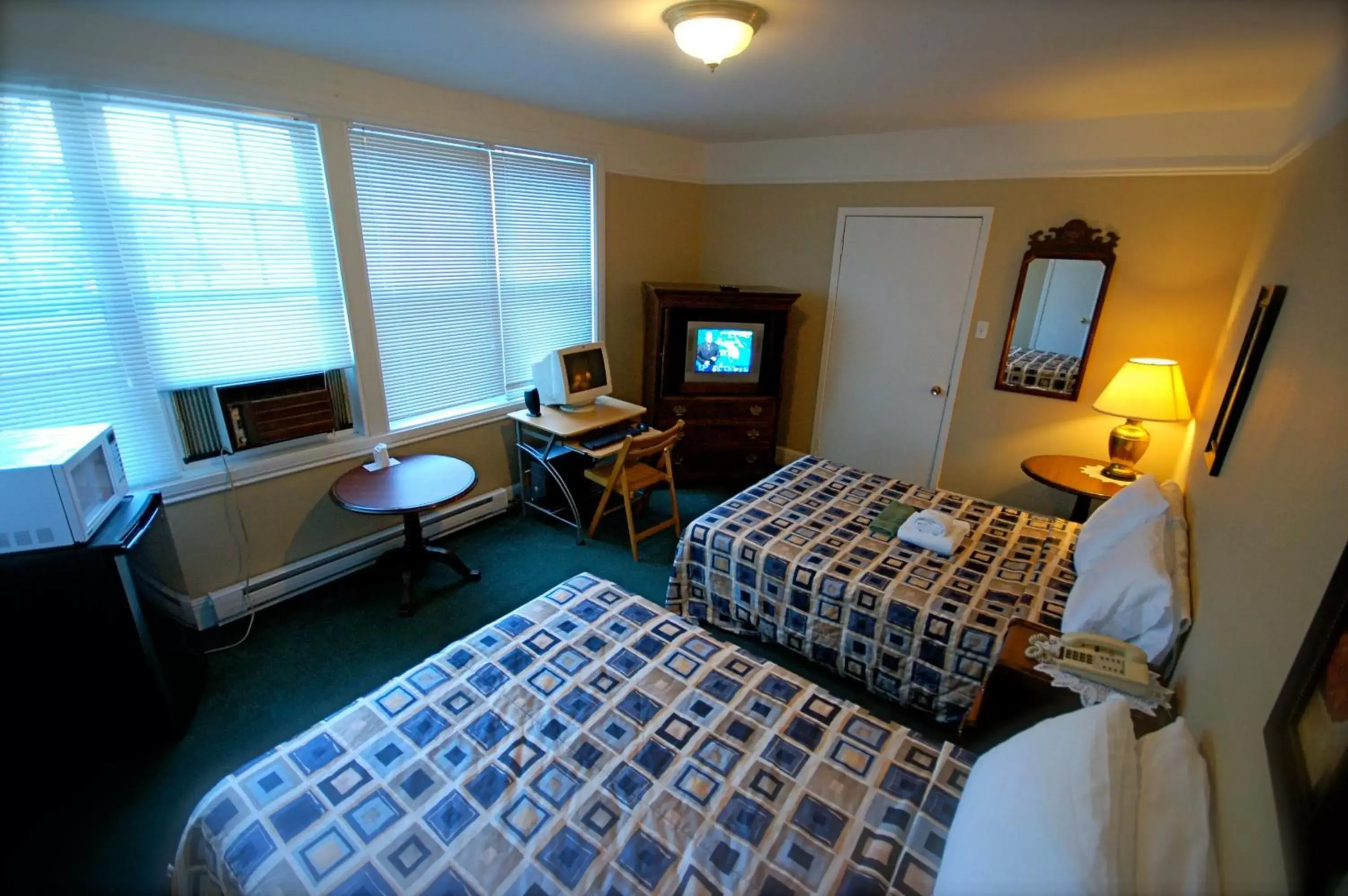 Bedroom, TV/Entertainment Center in Hotel Auberge Michel Doyon