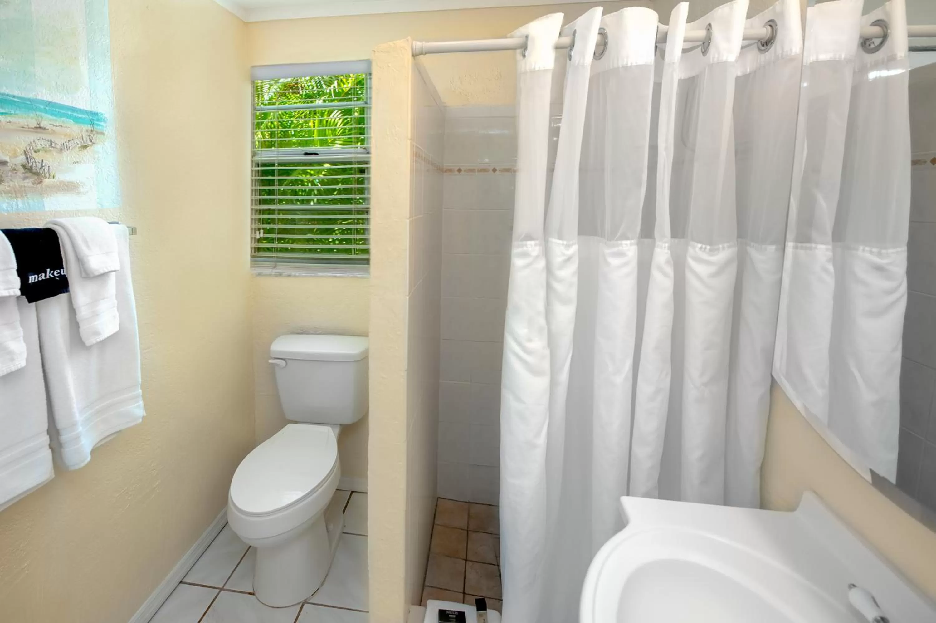 Toilet in Cedar Cove Resort & Cottages